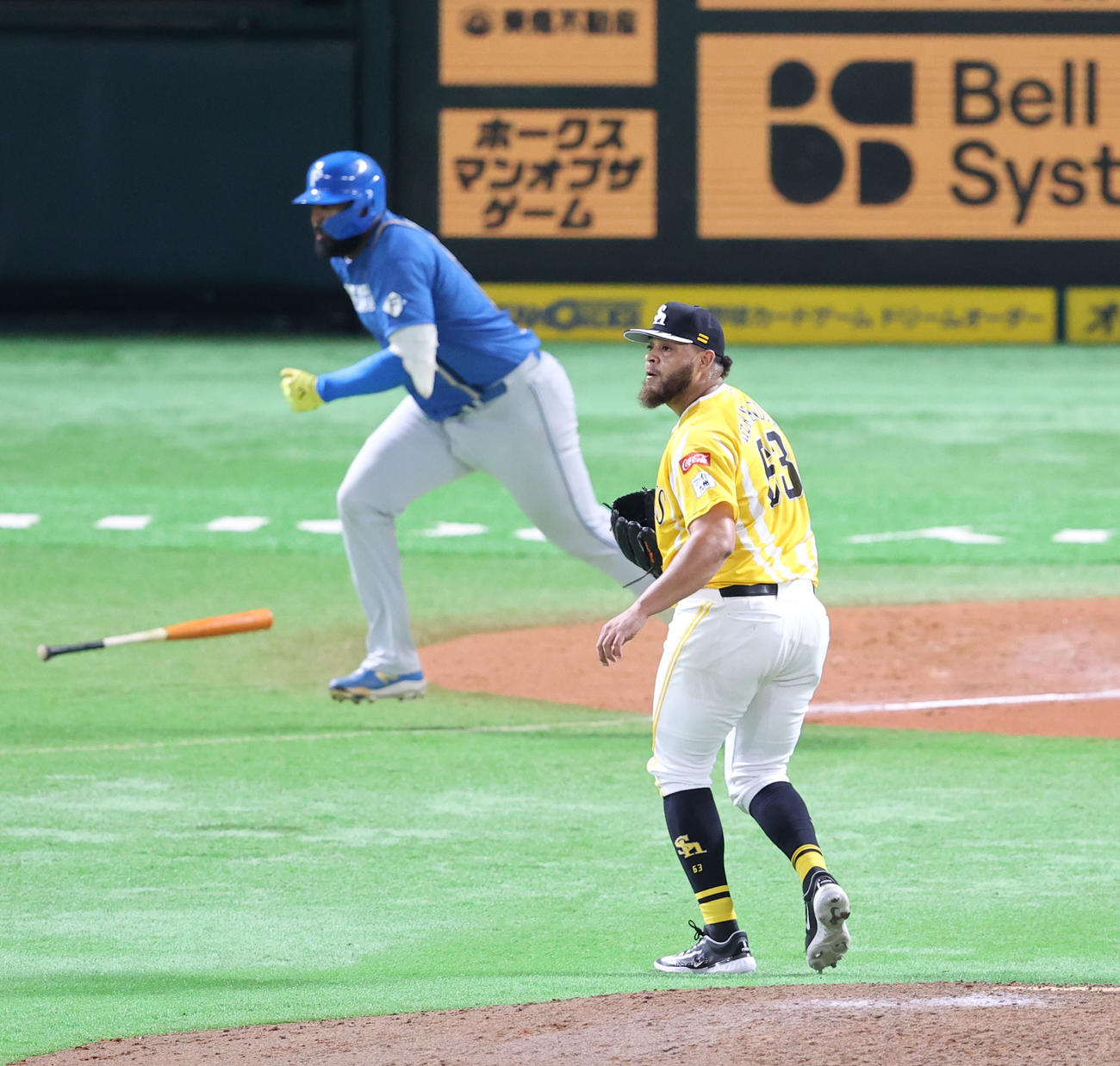ソフトバンク対日本ハム　8回表日本ハム2死二塁、レイエスに右前勝ち越し適時打を浴びたヘルナンデス（撮影・梅根麻紀）