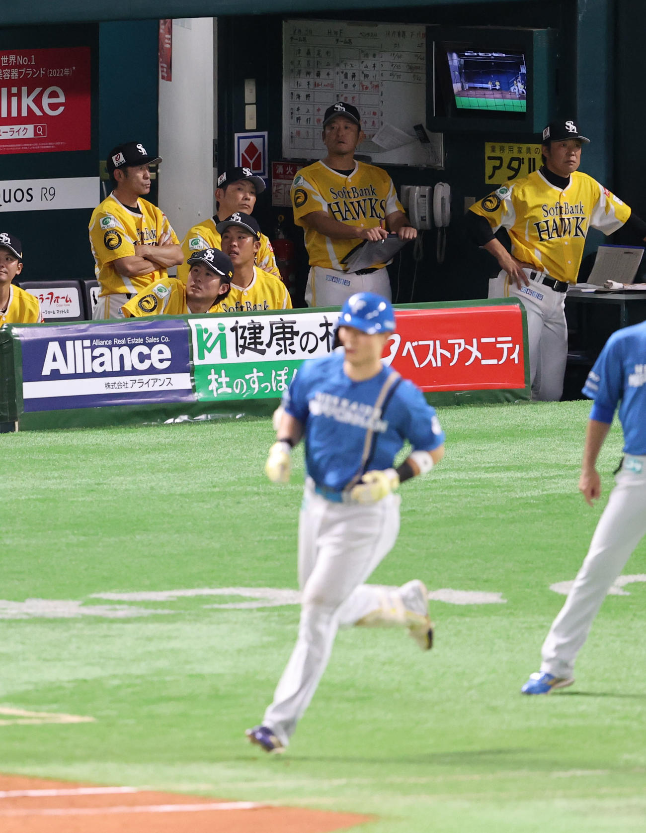 ソフトバンク対日本ハム　5回表日本ハム無死一、二塁、清宮に右越え同点3点本塁打を浴び肩を落とすソフトバンクナイン（撮影・梅根麻紀）