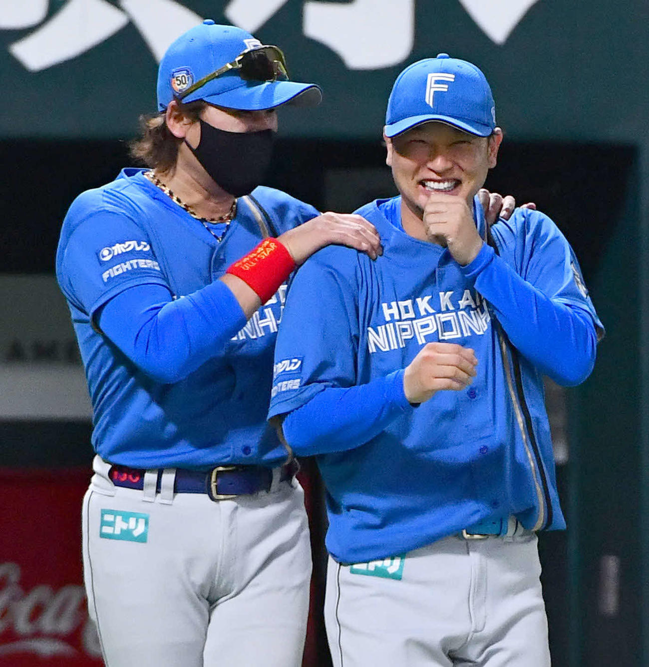 ソフトバンク対日本ハム　ソフトバンクに勝利し、勝利投手となった池田（右）は新庄監督に肩をもまれて笑顔を見せる（撮影・岩下翔太）