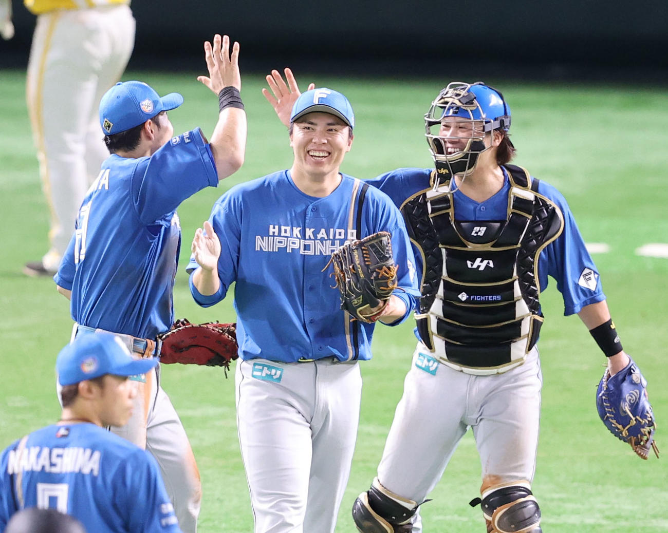 ソフトバンク対日本ハム　9回に登板した田中正はきっちり抑え笑顔を見せる（撮影・梅根麻紀）