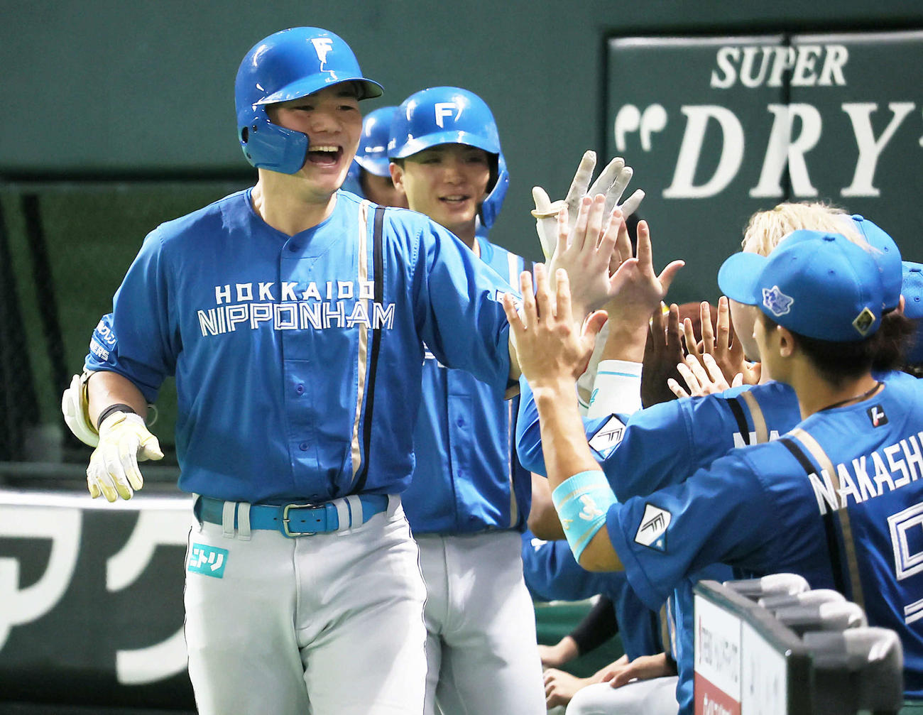ソフトバンク対日本ハム　5回表日本ハム無死一、二塁、清宮は同点の右越え3点本塁打を放ち迎えられる（撮影・鬼束羽瑠菜）