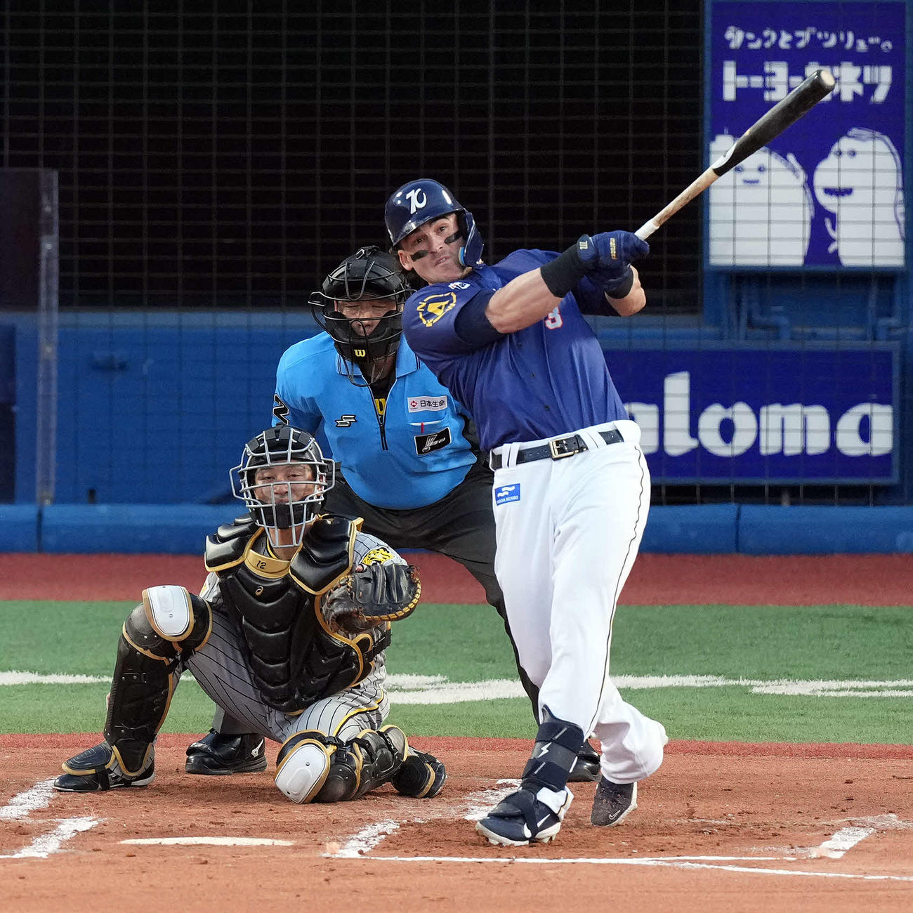 DeNA対阪神　1回裏DeNA1死一、二塁、左越えに同点の3点本塁打を放つオースティン（撮影・たえ見朱実）