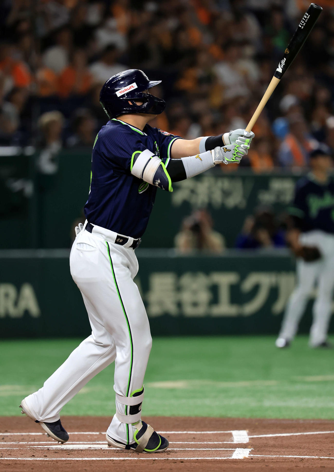 巨人対ヤクルト　1回表ヤクルト2死一塁、村上は中越え2点本塁打を放つ（撮影・浅見桂子）