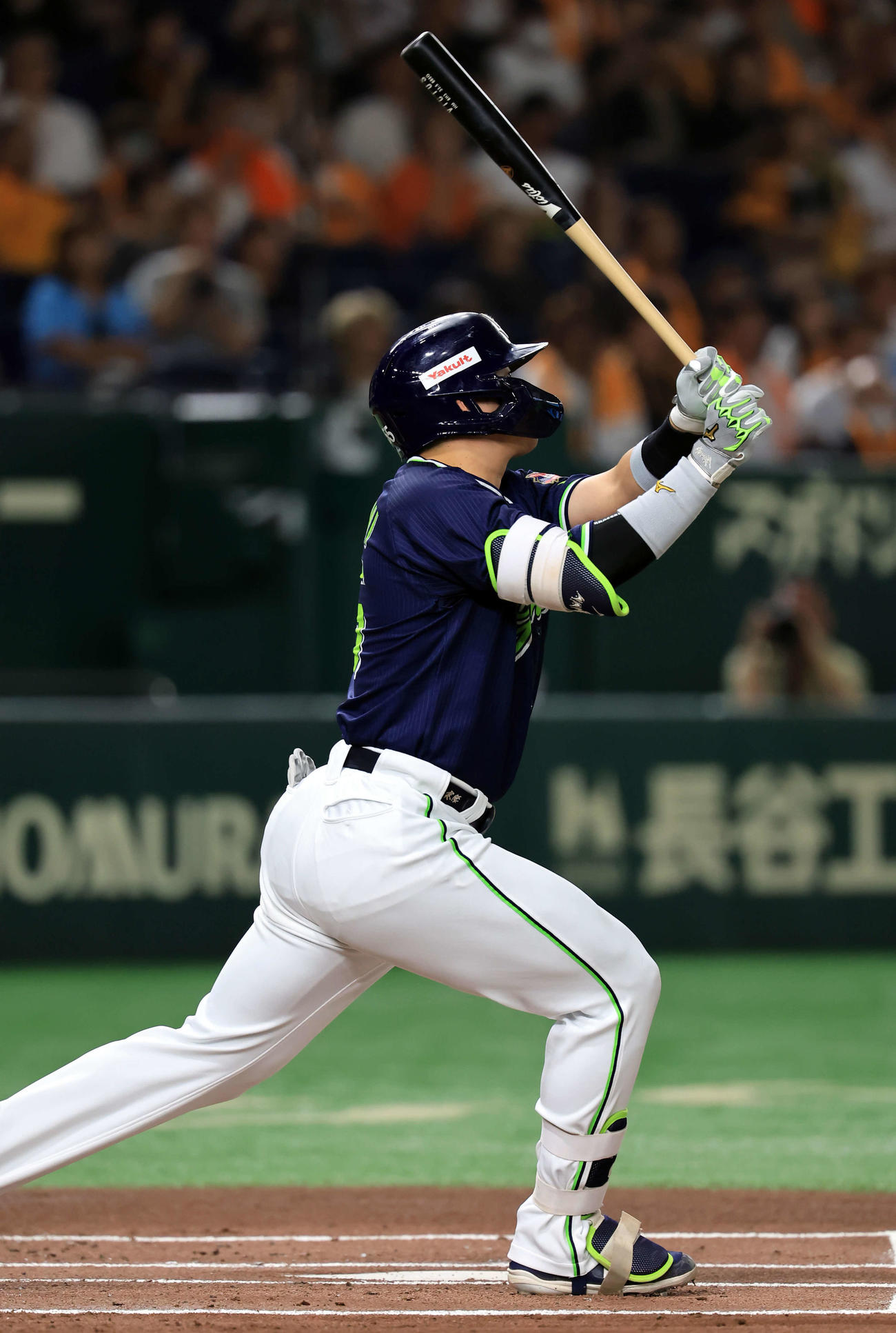 巨人対ヤクルト　1回表ヤクルト2死一塁、村上は中越え2点本塁打を放つ（撮影・浅見桂子）