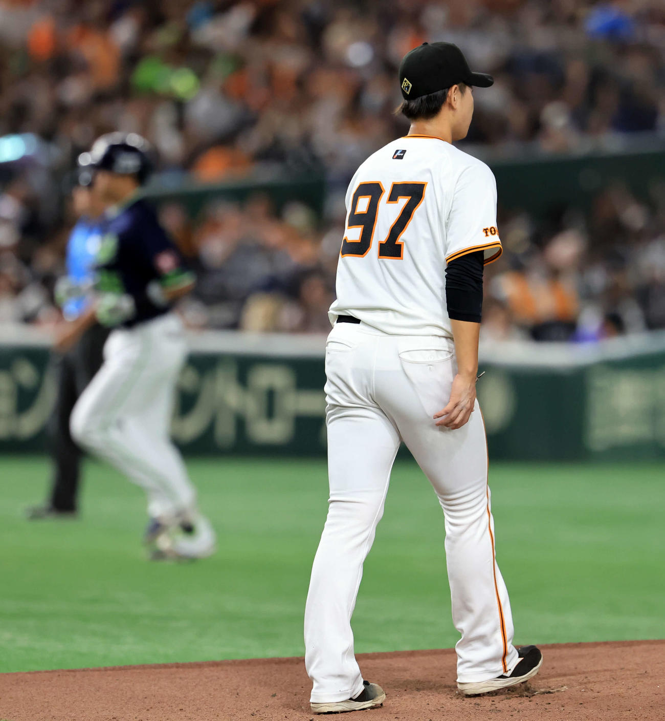 巨人対ヤクルト　1回表ヤクルト2死一塁、村上（後方）に中越え2点本塁打を許した井上（撮影・浅見桂子）