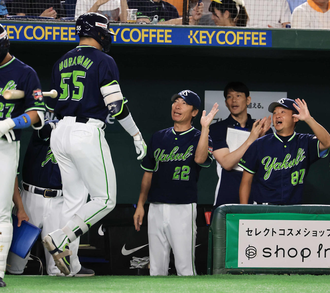 巨人対ヤクルト　1回表ヤクルト2死一塁、村上（手前）が中越え2点本塁打を放ち、笑顔で迎える高津監督（中央）ら（撮影・浅見桂子）