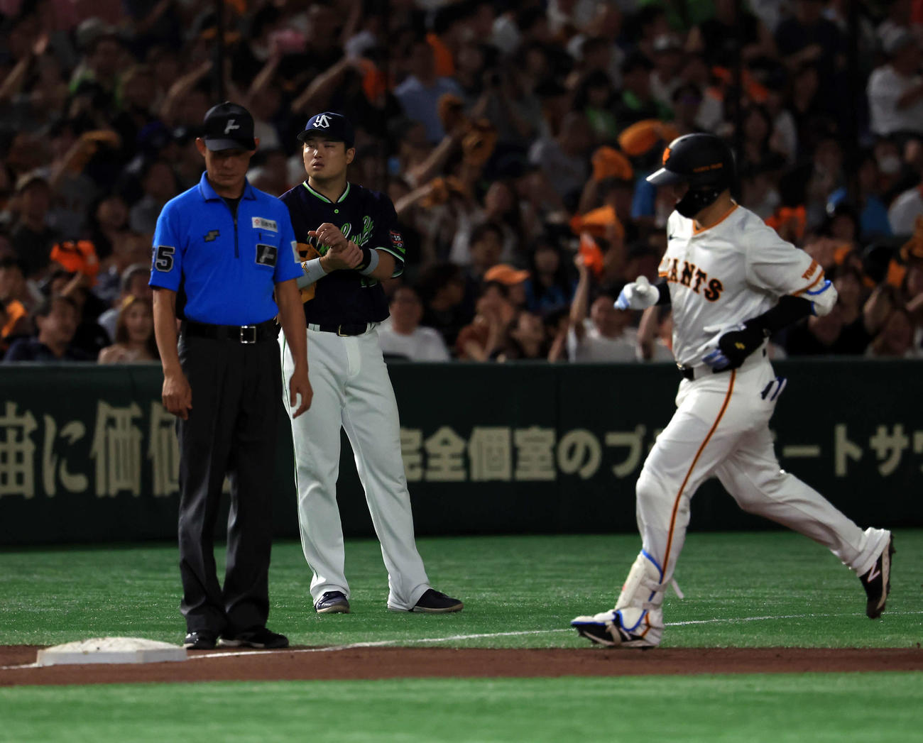 巨人対ヤクルト　2回裏巨人無死二、三塁、岸田（手前）に左越え3点本塁打を許し、走塁を見つめる村上（撮影・浅見桂子）
