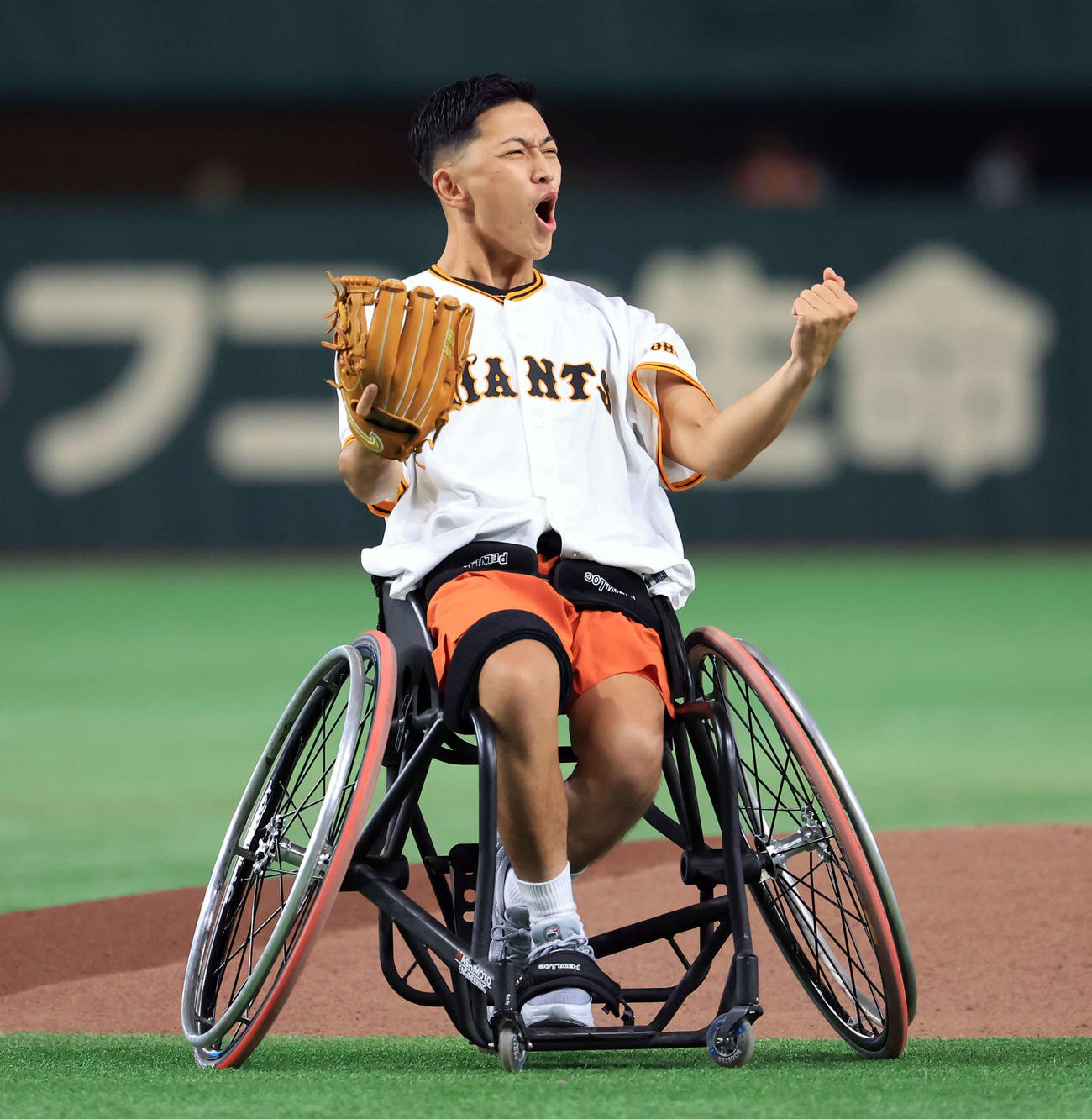 巨人対ヤクルト　始球式を務めた小田はガッツポーズ（撮影・浅見桂子）