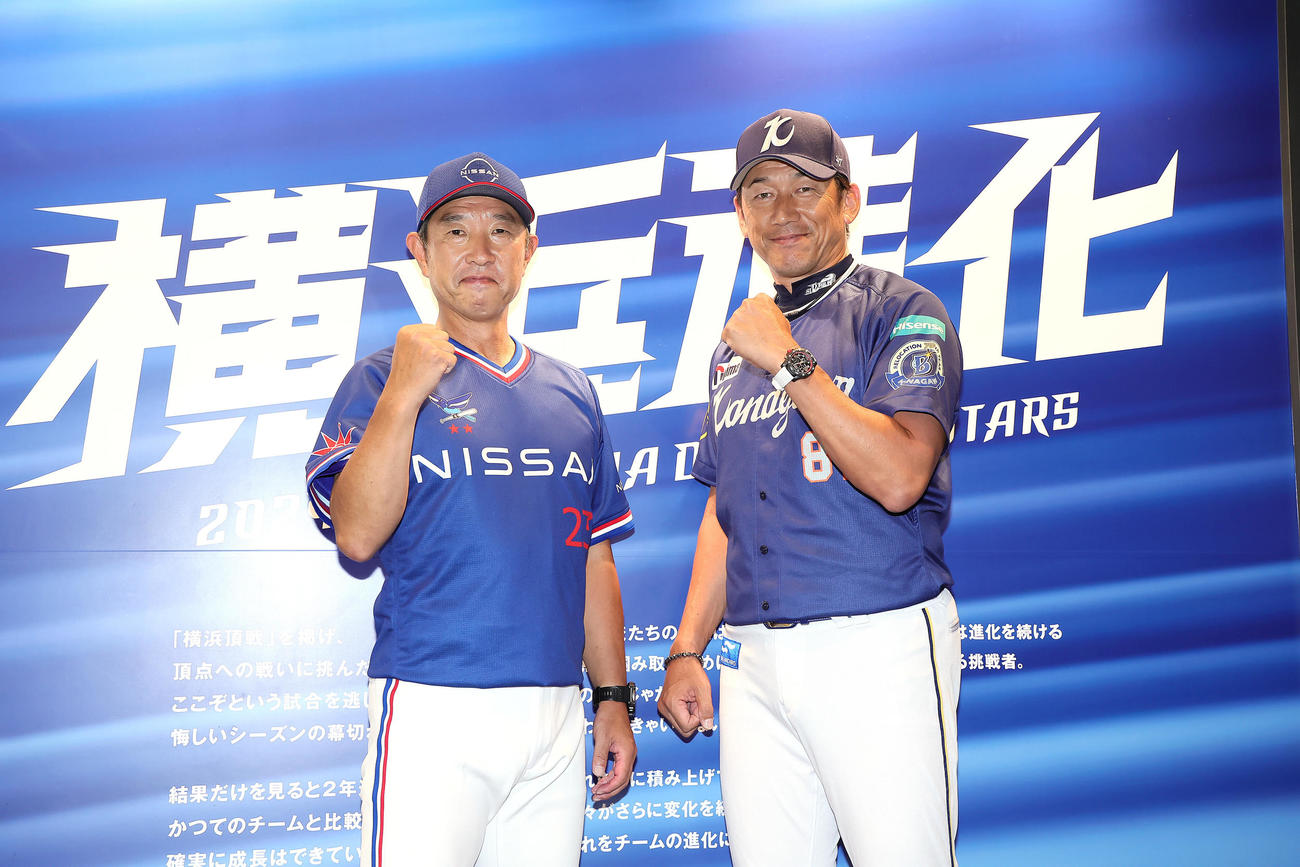 記念撮影に臨む日産自動車野球部の伊藤監督（左）とDeNA三浦監督（撮影・足立雅史）