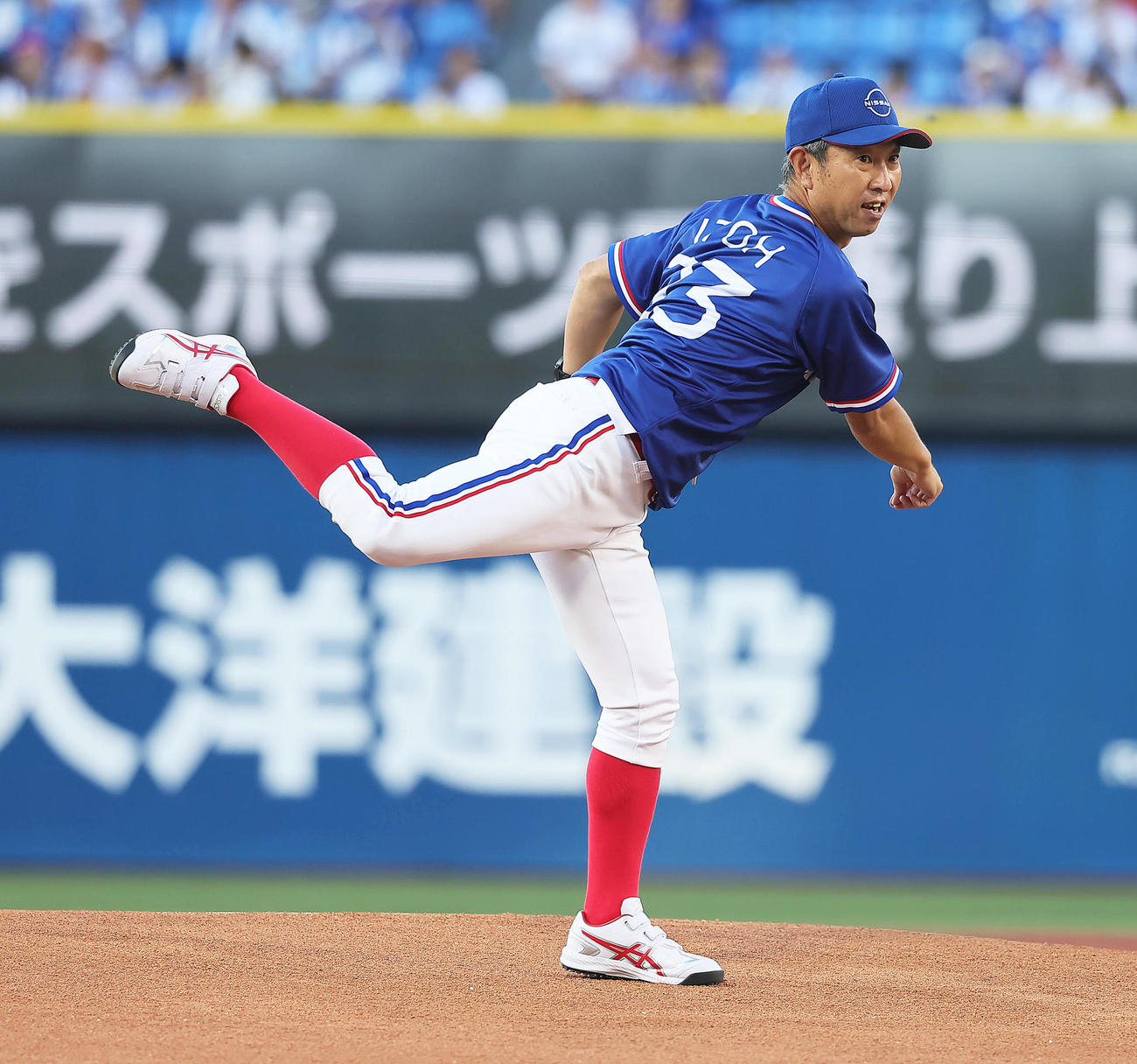 DeNA対阪神　始球式を行った日産自動車野球部の伊藤監督（撮影・足立雅史）