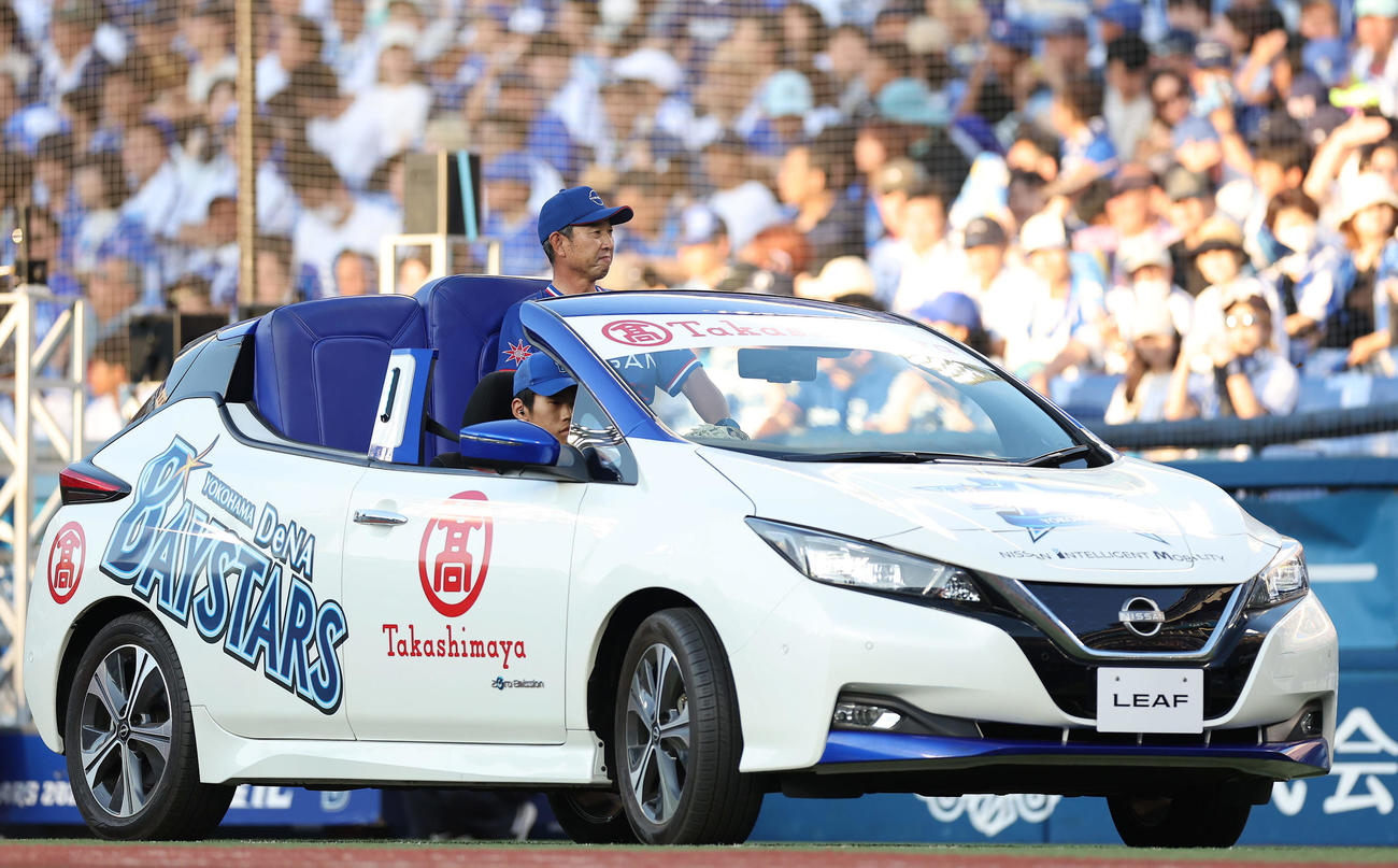 DeNA対阪神　リリーフカーで登場し始球式に臨む日産自動車野球部伊藤監督（撮影・前田充）