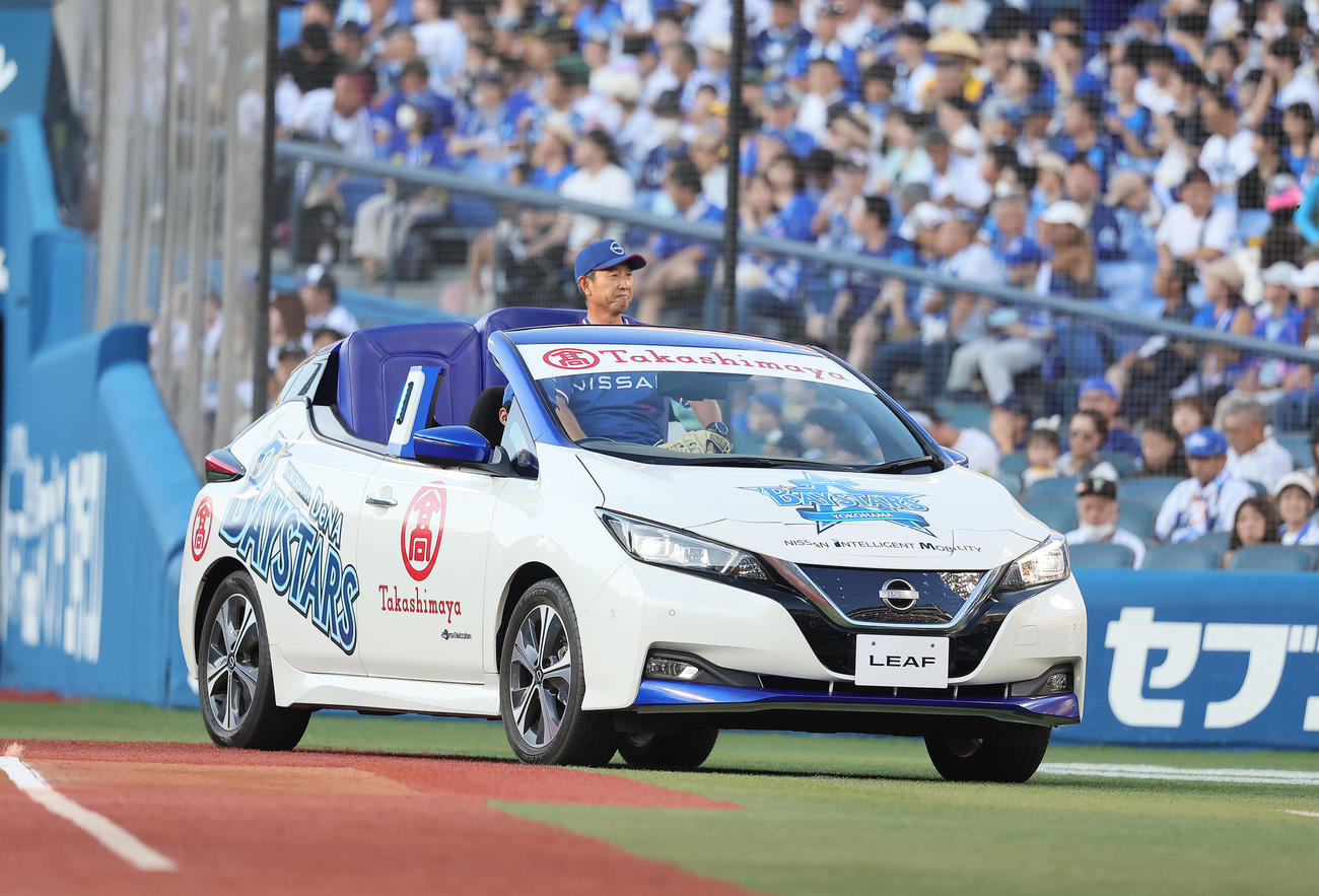 DeNA対阪神　日産リーフに乗車し、始球式に登場した日産自動車野球部の伊藤監督（撮影・足立雅史）