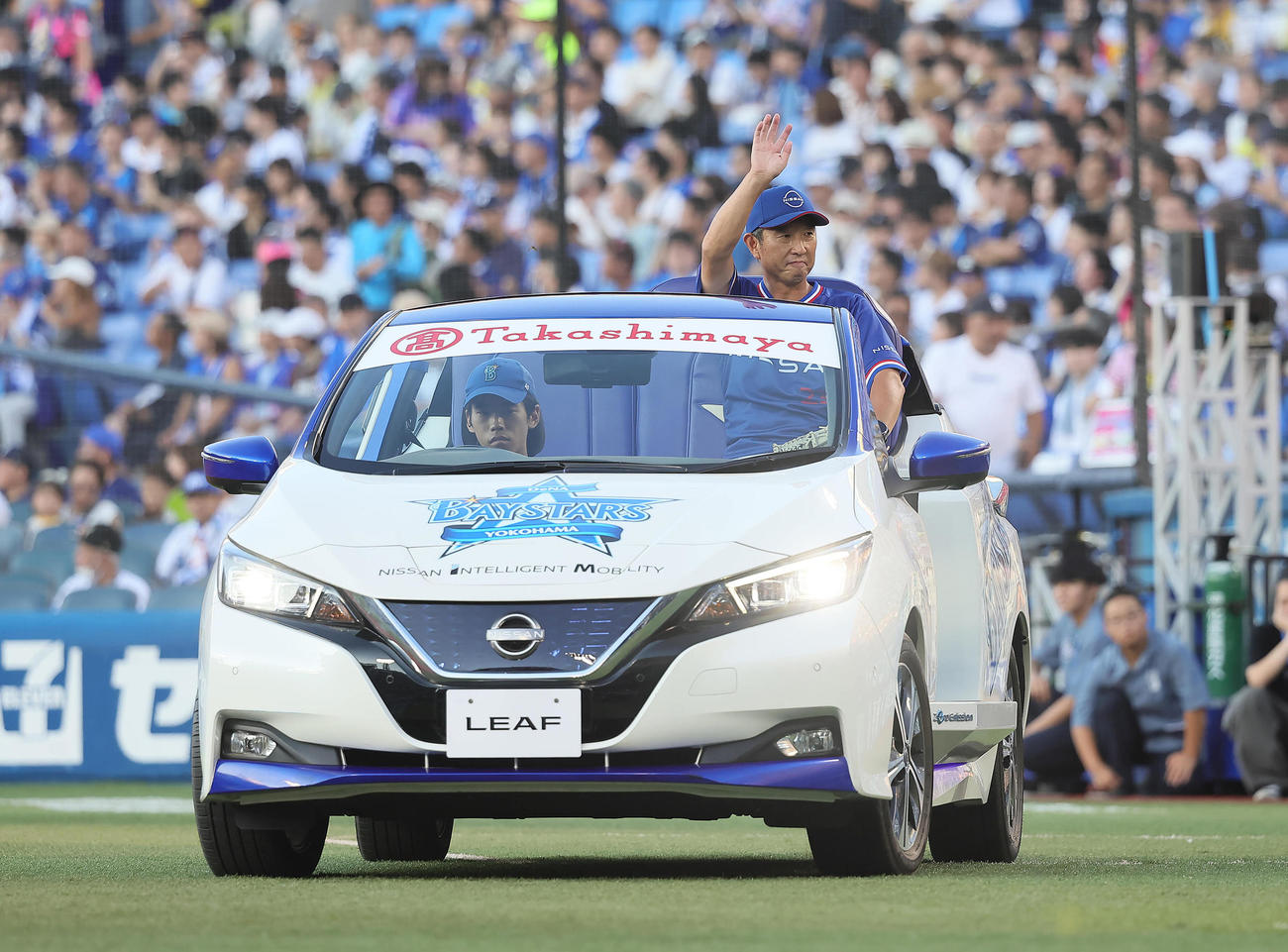 DeNA対阪神　日産リーフに乗車し、始球式に登場した日産自動車野球部の伊藤監督（撮影・足立雅史）