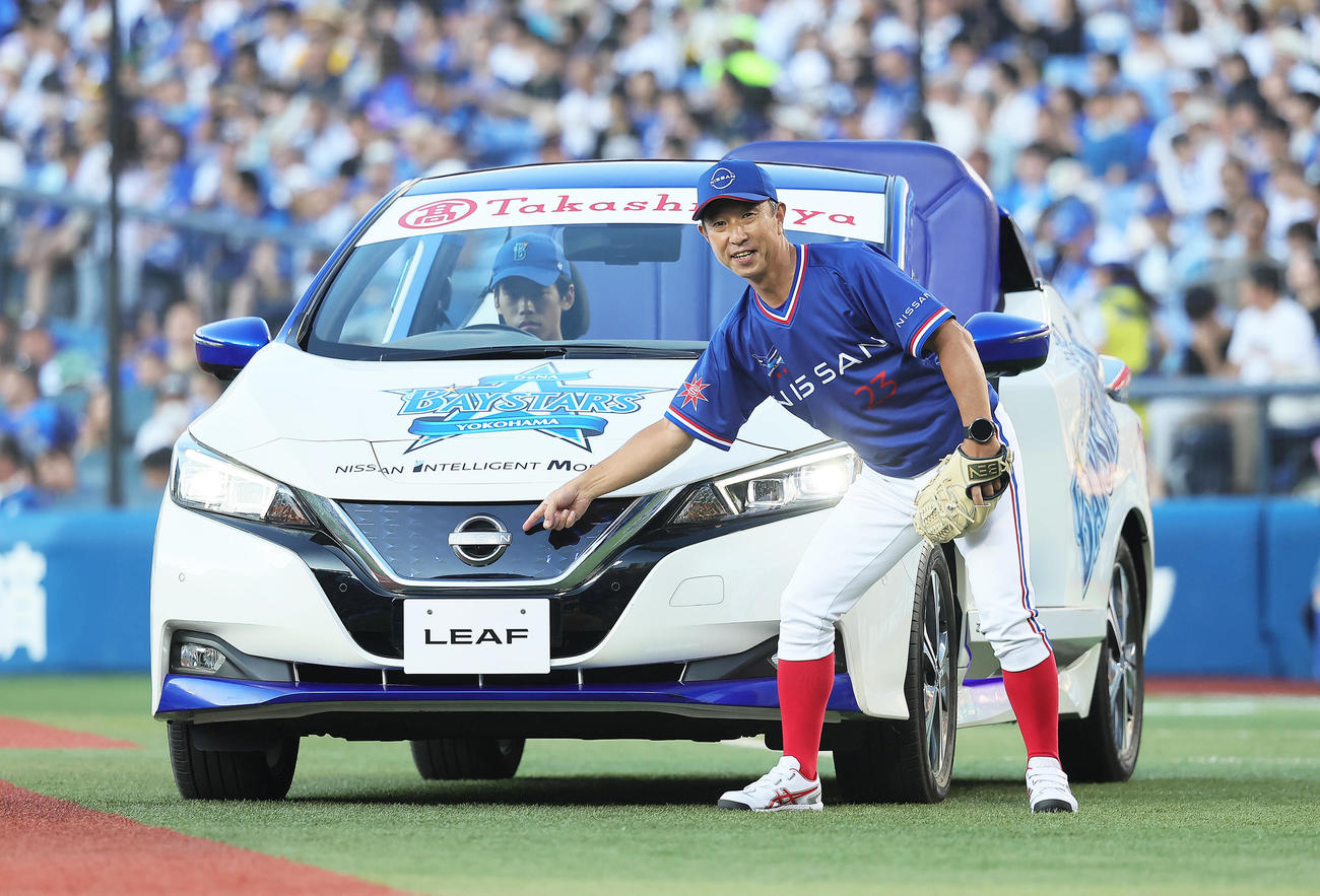 DeNA対阪神　日産リーフに乗車し、始球式に登場した日産自動車野球部の伊藤監督（撮影・足立雅史）