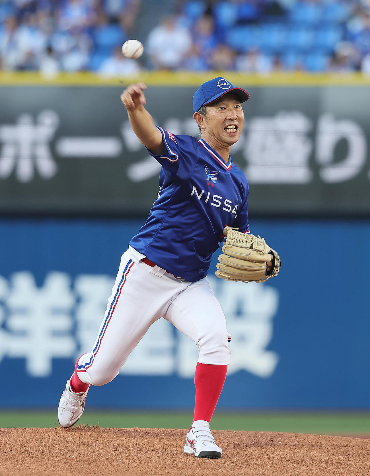 DeNA対阪神　始球式を行った日産自動車野球部の伊藤監督（撮影・足立雅史）