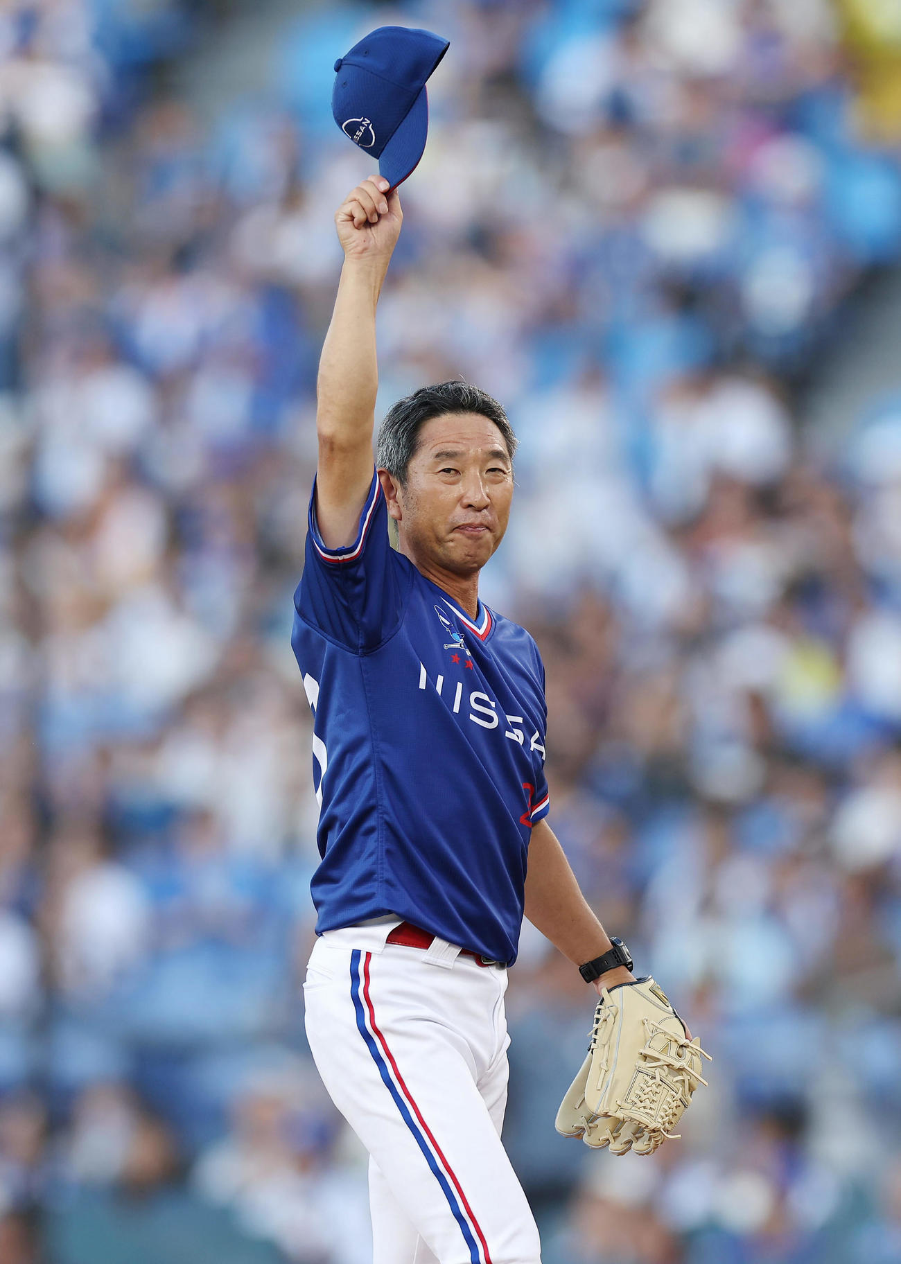 DeNA対阪神　始球式を務めた日産自動車野球部伊藤監督（撮影・前田充）