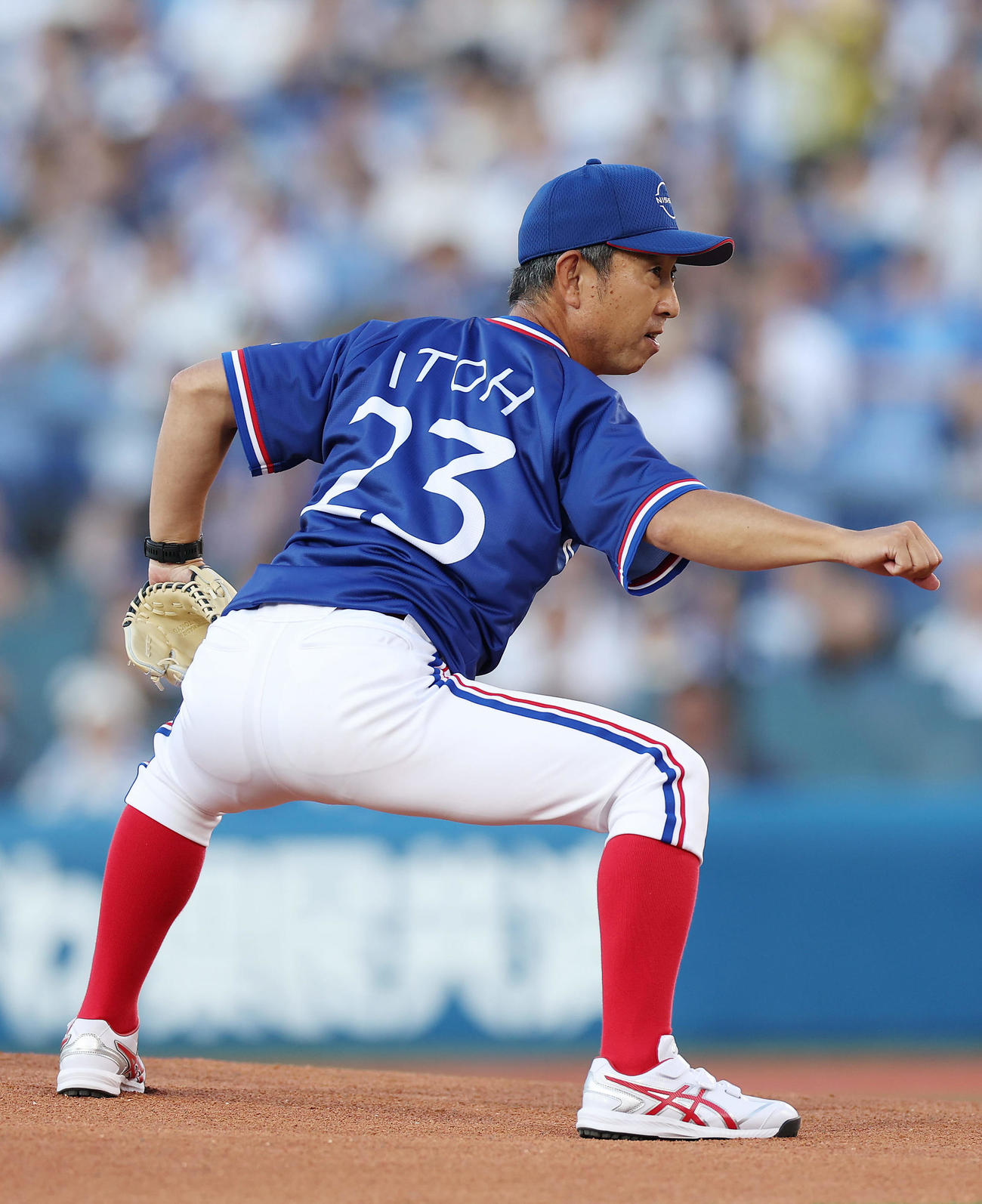 DeNA対阪神　始球式を務める日産自動車野球部伊藤監督（撮影・前田充）