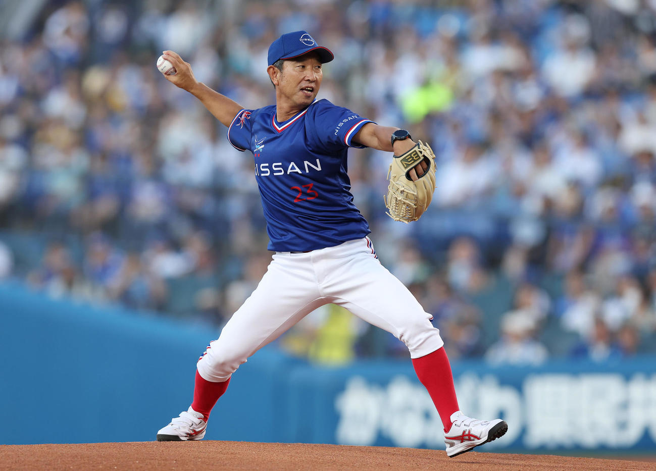 DeNA対阪神　始球式を務める日産自動車野球部伊藤監督（撮影・前田充）
