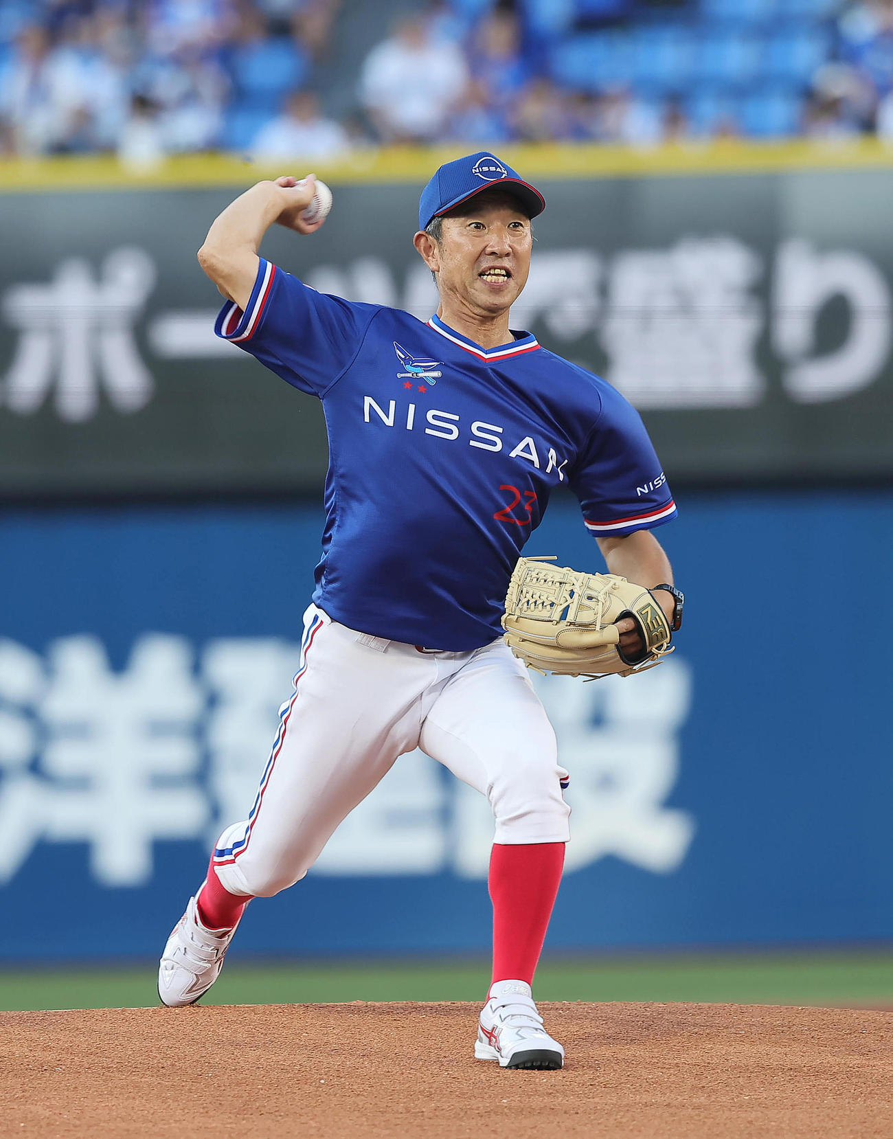 DeNA対阪神　始球式を行った日産自動車野球部の伊藤監督（撮影・足立雅史）