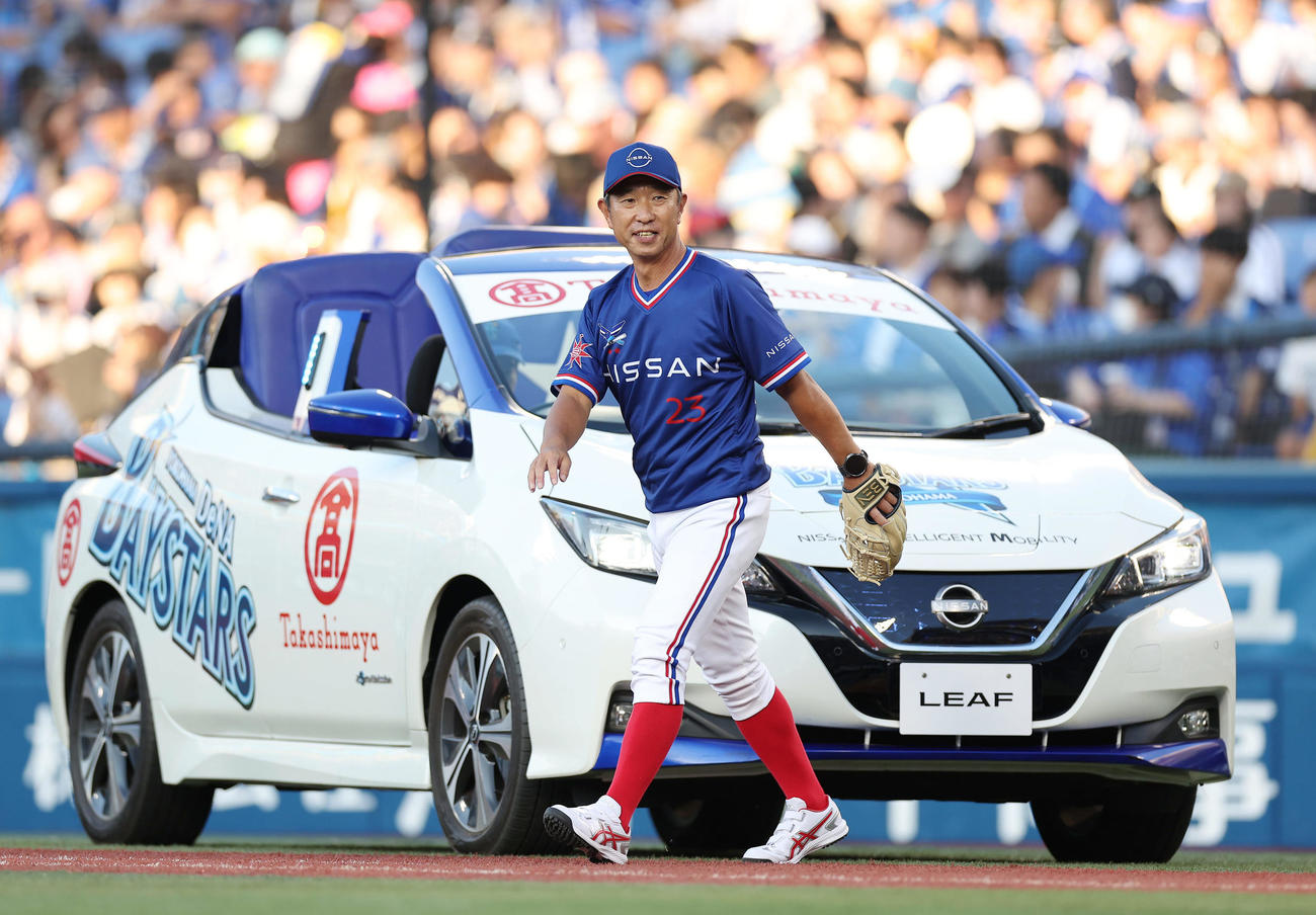 DeNA対阪神　リリーフカーで登場し始球式に臨む日産自動車野球部伊藤監督（撮影・前田充）
