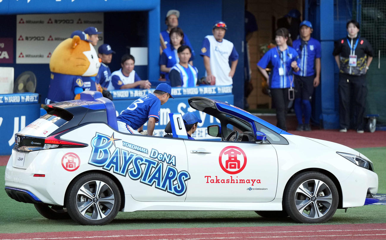 DeNA対阪神　日産リーフに乗って登場した日産自動車野球部・伊藤監督（撮影・たえ見朱実）