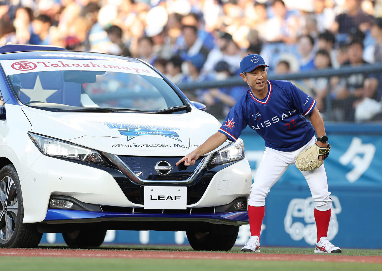 DeNA対阪神　リリーフカーのNISSANロゴを指さす日産自動車野球部伊藤監督（撮影・前田充）
