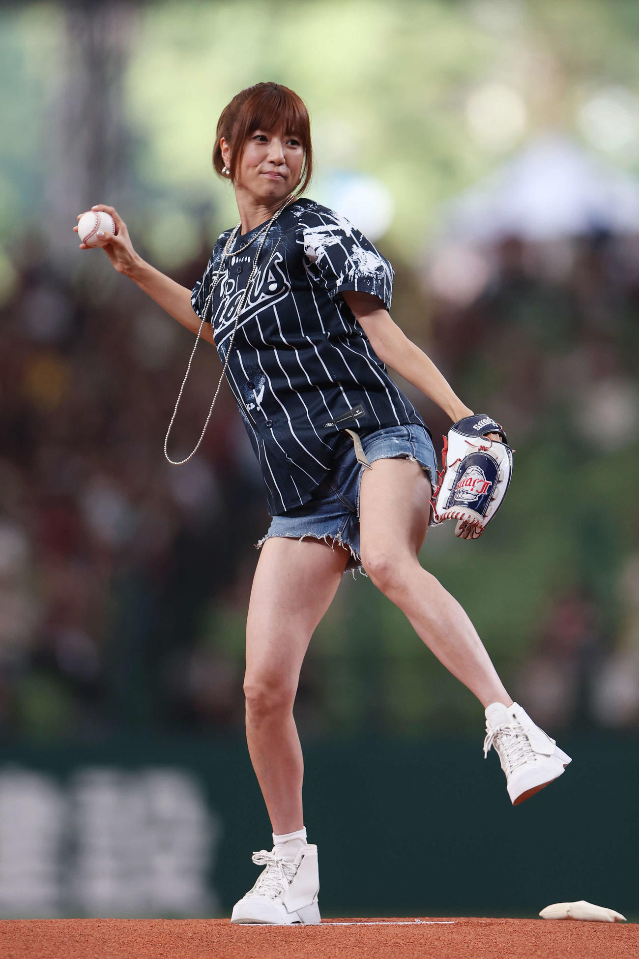 西武対楽天　試合前、セレモニアルピッチで投球するhitomi（撮影・宮地輝）