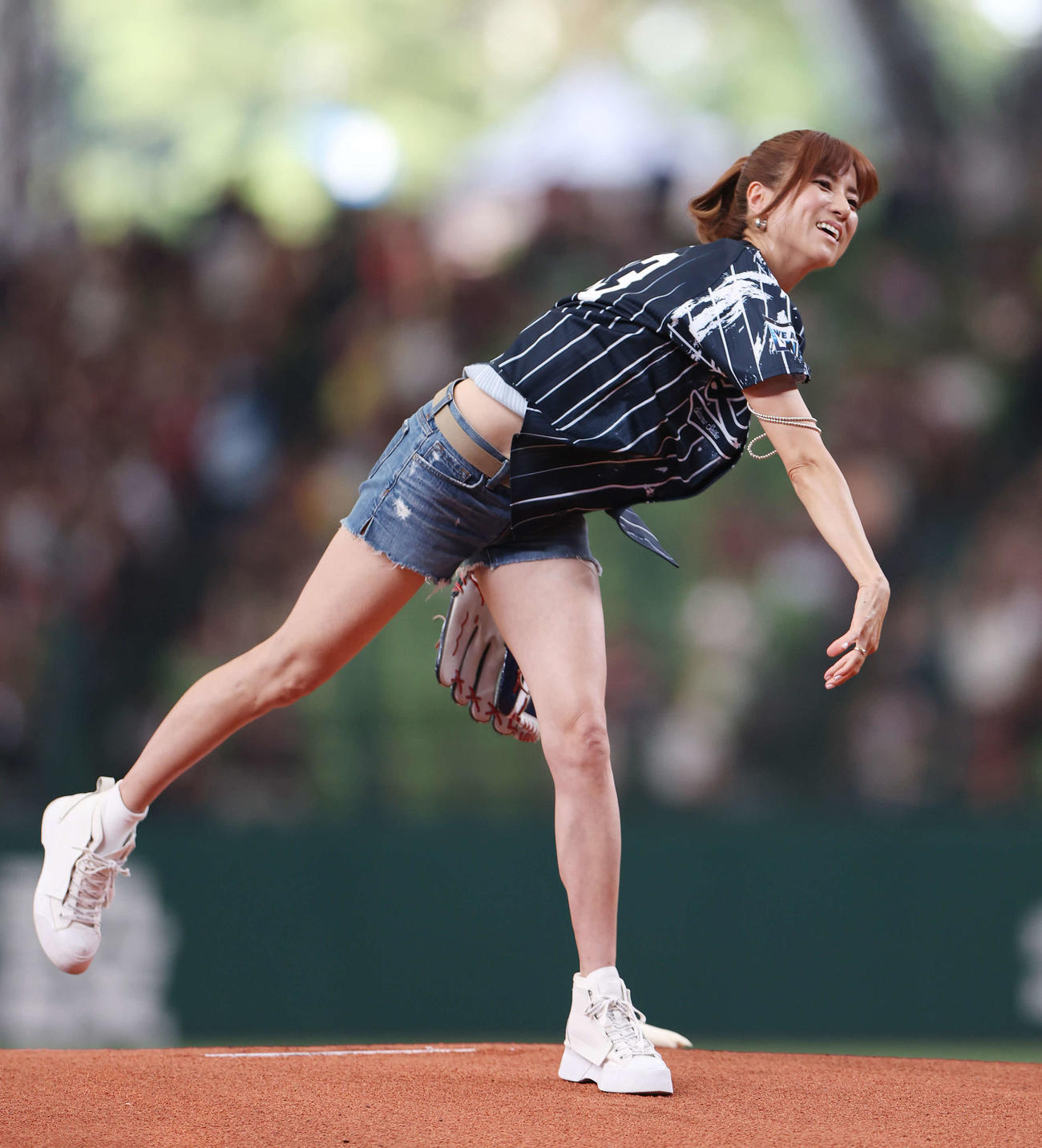 西武対楽天　試合前、セレモニアルピッチで投球するhitomi（撮影・宮地輝）