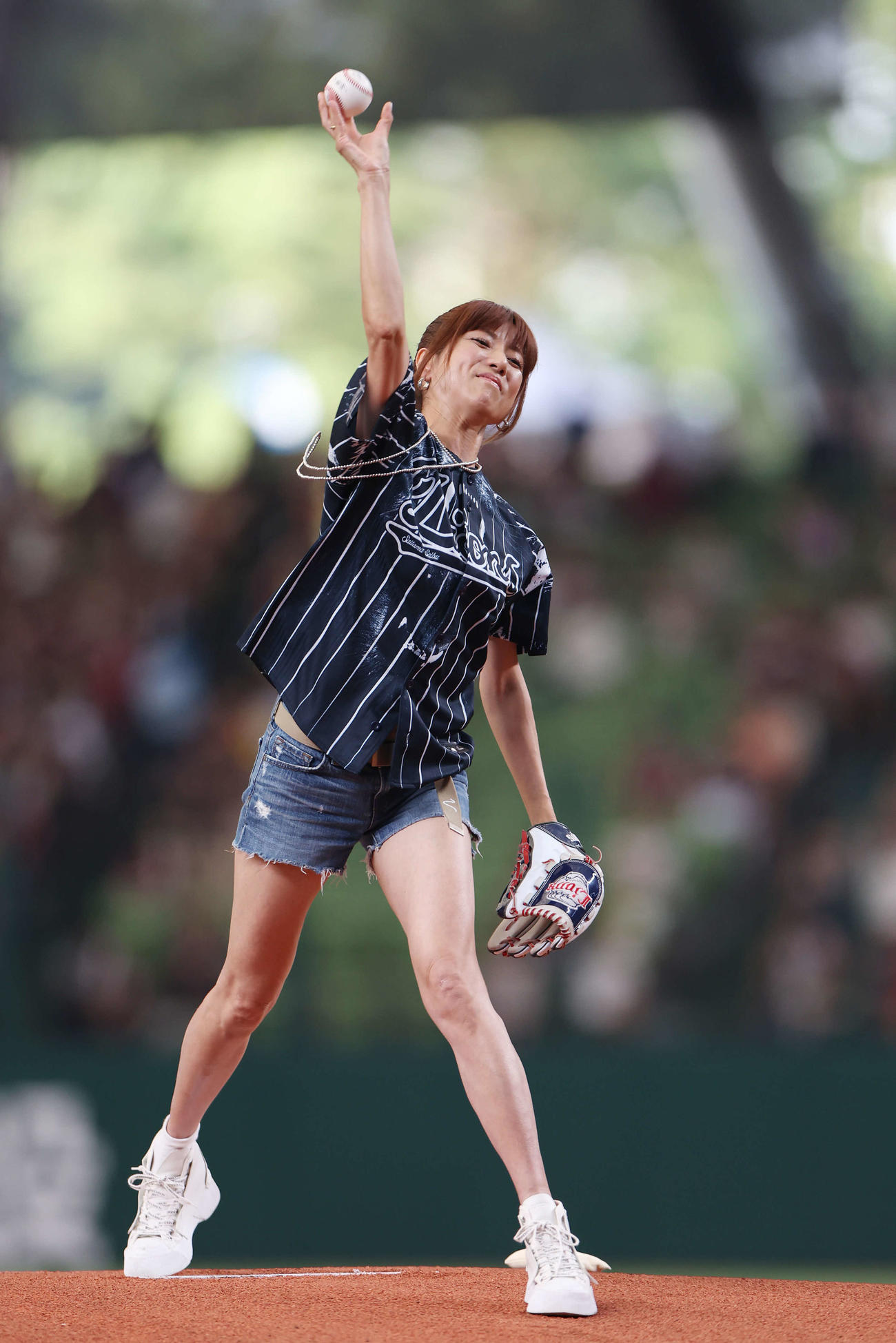 西武対楽天　試合前、セレモニアルピッチで投球するhitomi（撮影・宮地輝）