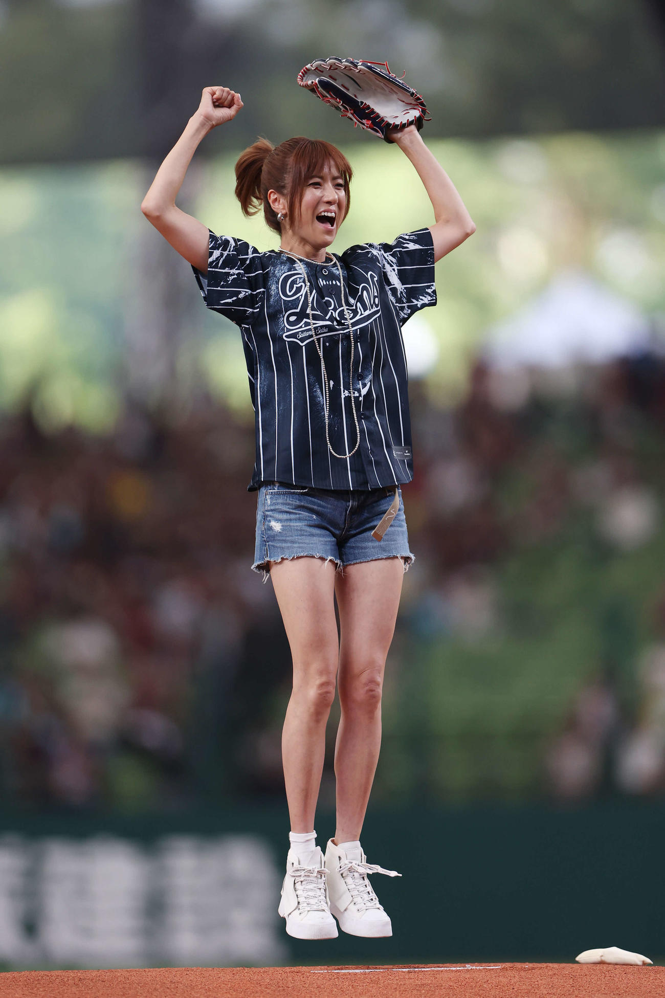 西武対楽天　試合前、セレモニアルピッチを務めたhitomi（撮影・宮地輝）
