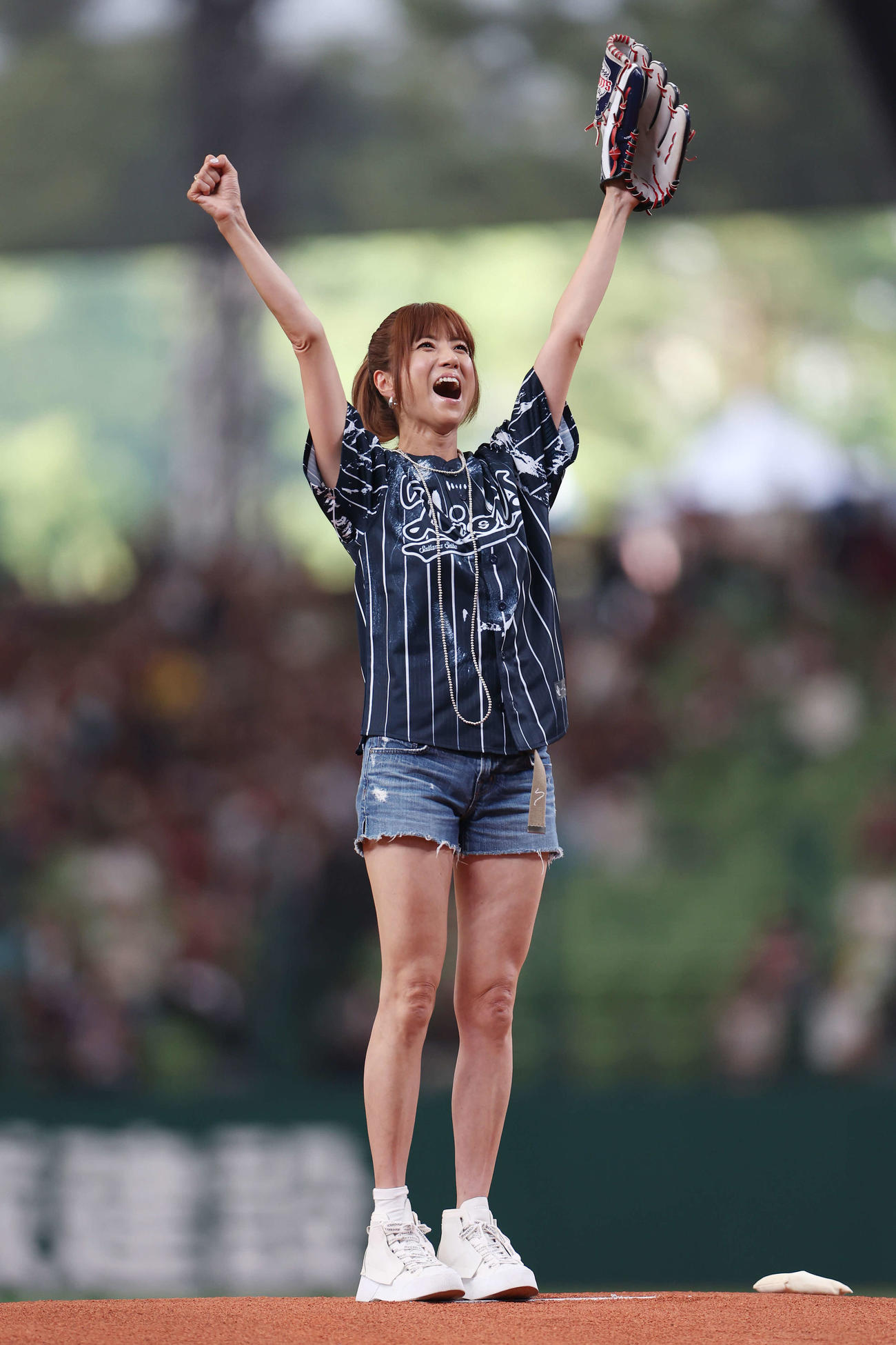 西武対楽天　試合前、セレモニアルピッチを務めたhitomi（撮影・宮地輝）