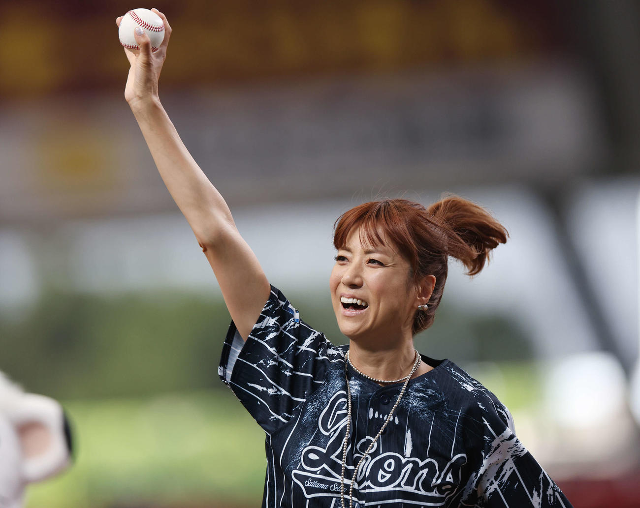 西武対楽天　試合前、セレモニアルピッチを務めたhitomi（撮影・宮地輝）