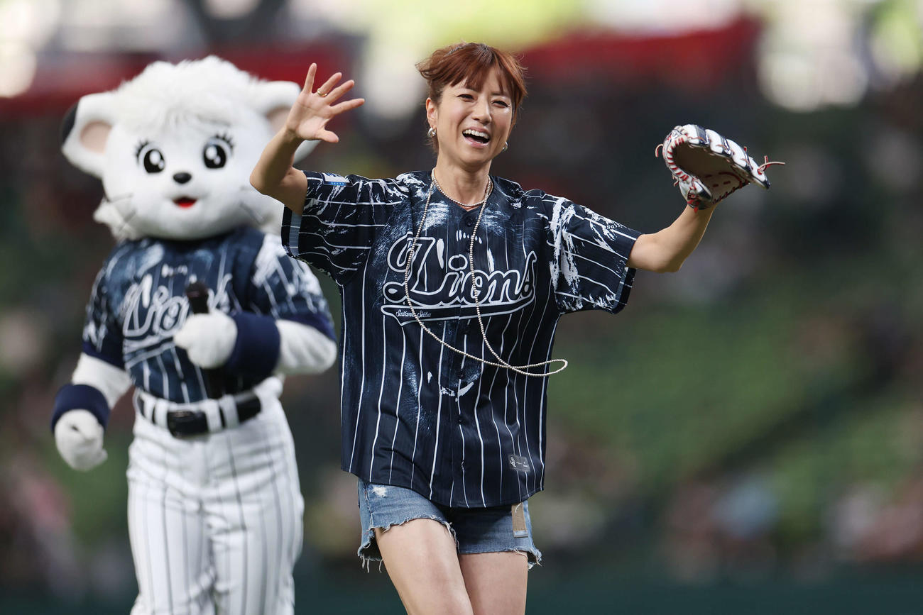 西武対楽天　試合前、セレモニアルピッチを務めたhitomi（撮影・宮地輝）