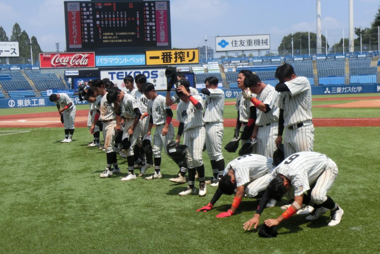 初出場ながら8強入りした掛川ナインは、敗北後に神宮球場に涙をこぼした
