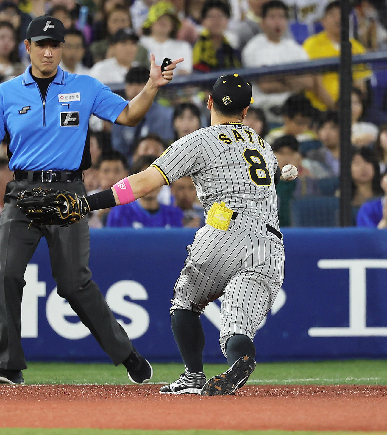 DeNA対阪神　3回裏DeNA1死、牧の打球をファンブルする三塁手佐藤輝（撮影・足立雅史）