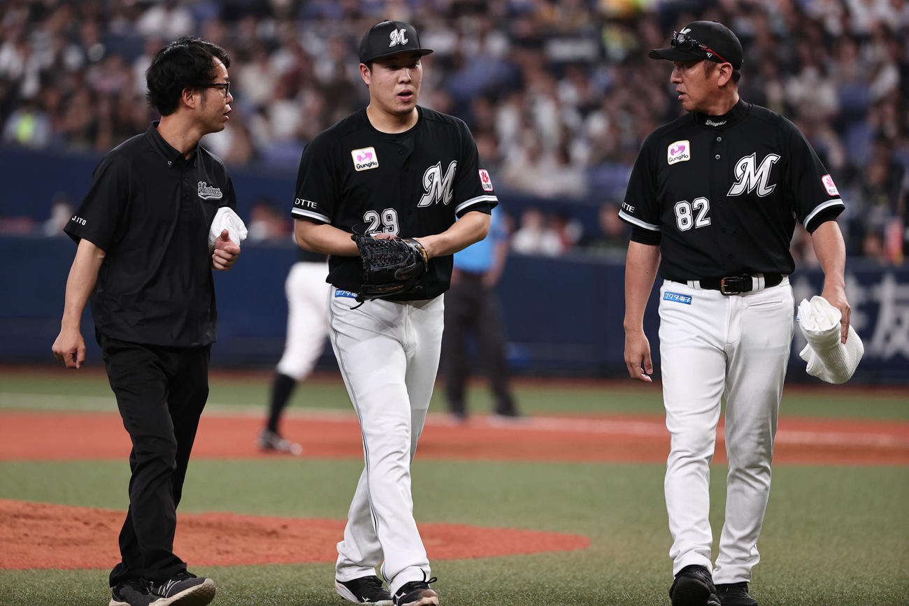 オリックス対ロッテ　2回裏オリックス1死、ロッテ先発の西野（中央）は紅林の打球が当たり、ベンチに一時戻り治療を受ける（撮影・西尾就之）