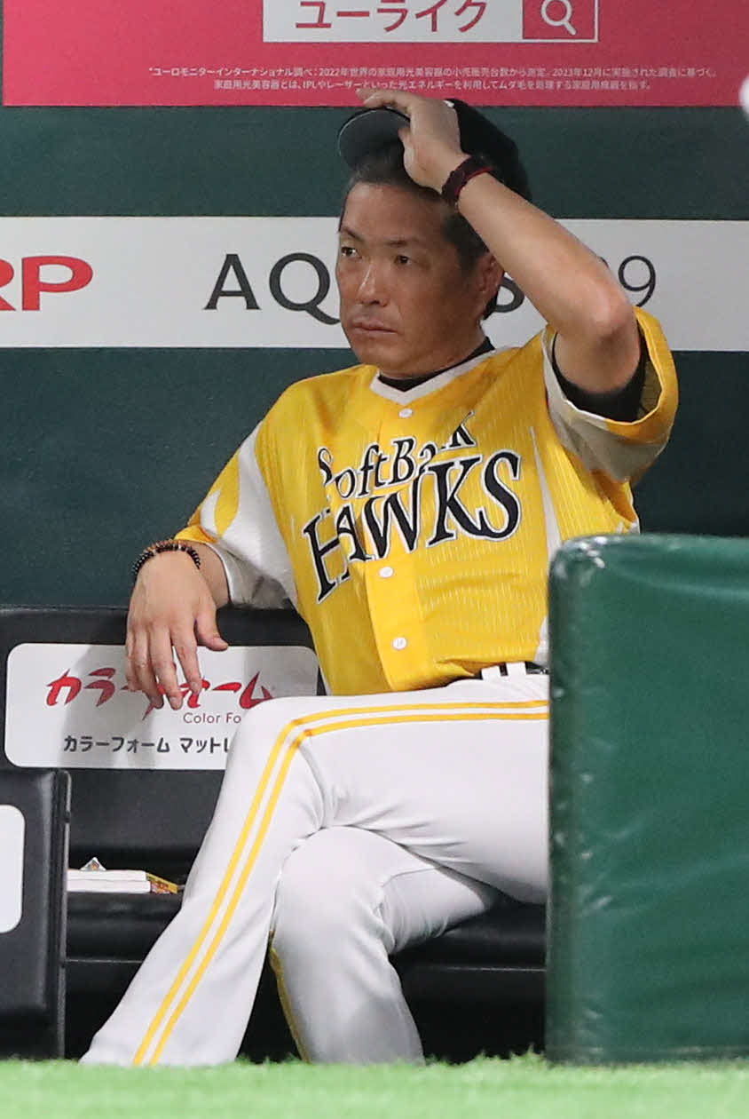 ソフトバンク対日本ハム　5回表日本ハム無死一、二塁、清宮の右越え3点本塁打に苦い表情の小久保監督（撮影・鬼束羽瑠菜）