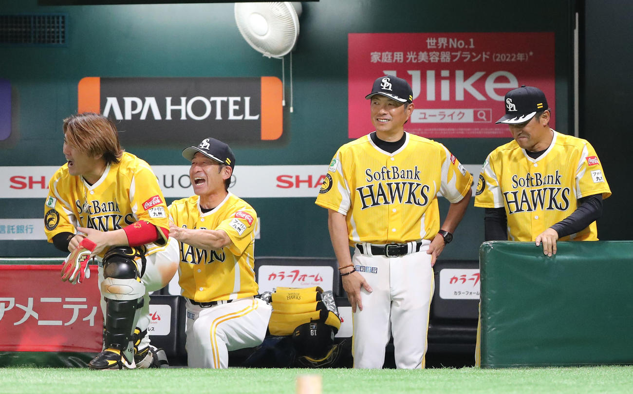 ソフトバンク対日本ハム　7回裏ソフトバンク無死、山川は勝ち越しの左越え本塁打を放ち笑顔の小久保監督（中央）（撮影・鬼束羽瑠菜）