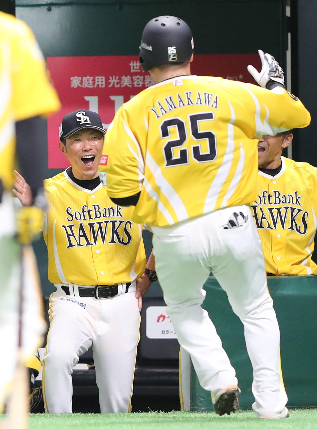 ソフトバンク対日本ハム　7回裏ソフトバンク無死、勝ち越しの左越え本塁打を放った山川（手前）を笑顔で出迎える小久保監督（撮影・鬼束羽瑠菜）