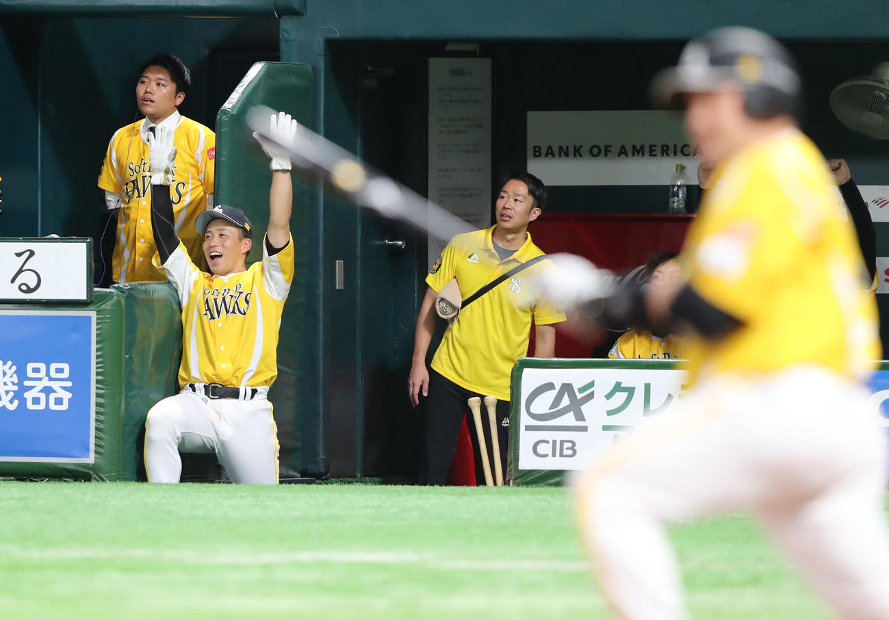 ソフトバンク対日本ハム　7回裏ソフトバンク無死、山川の勝ち越しの左越え本塁打を喜ぶ野村勇（左）（撮影・鬼束羽瑠菜）