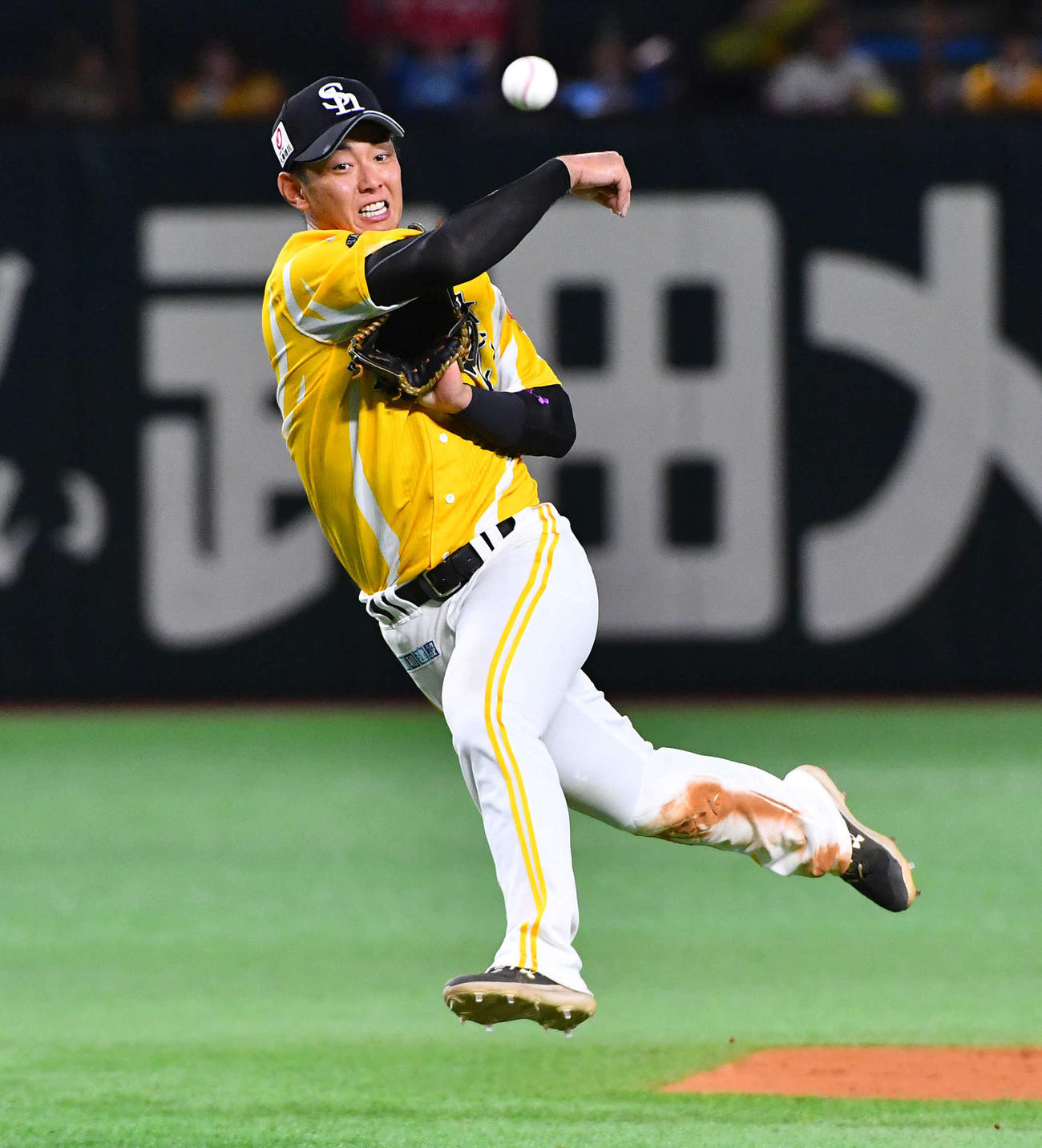 ソフトバンク対日本ハム　7回表日本ハム1死、清宮の遊ゴロを処理する今宮（撮影・岩下翔太）