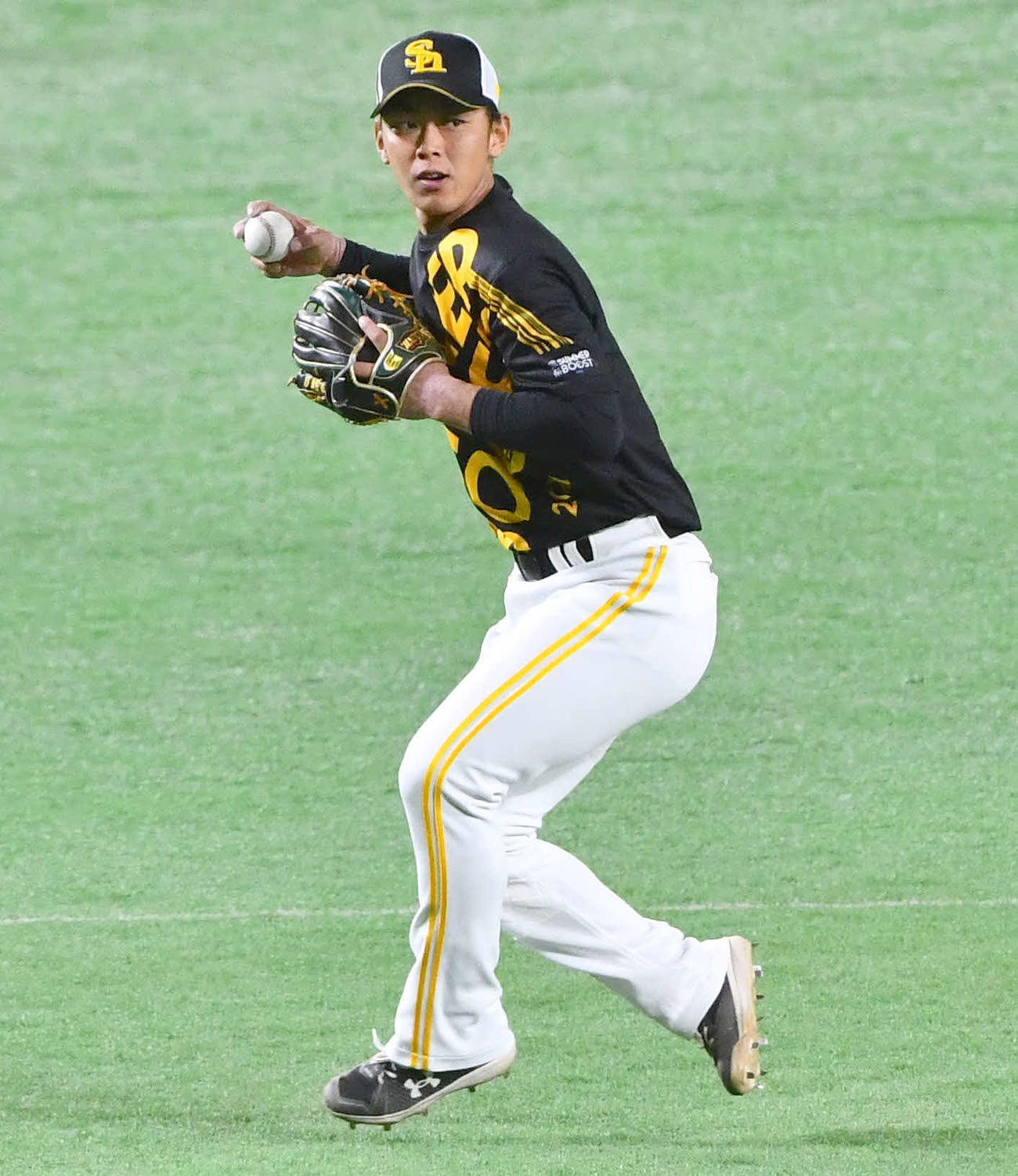 ソフトバンク対日本ハム　ノックを受ける今宮（撮影・岩下翔太）