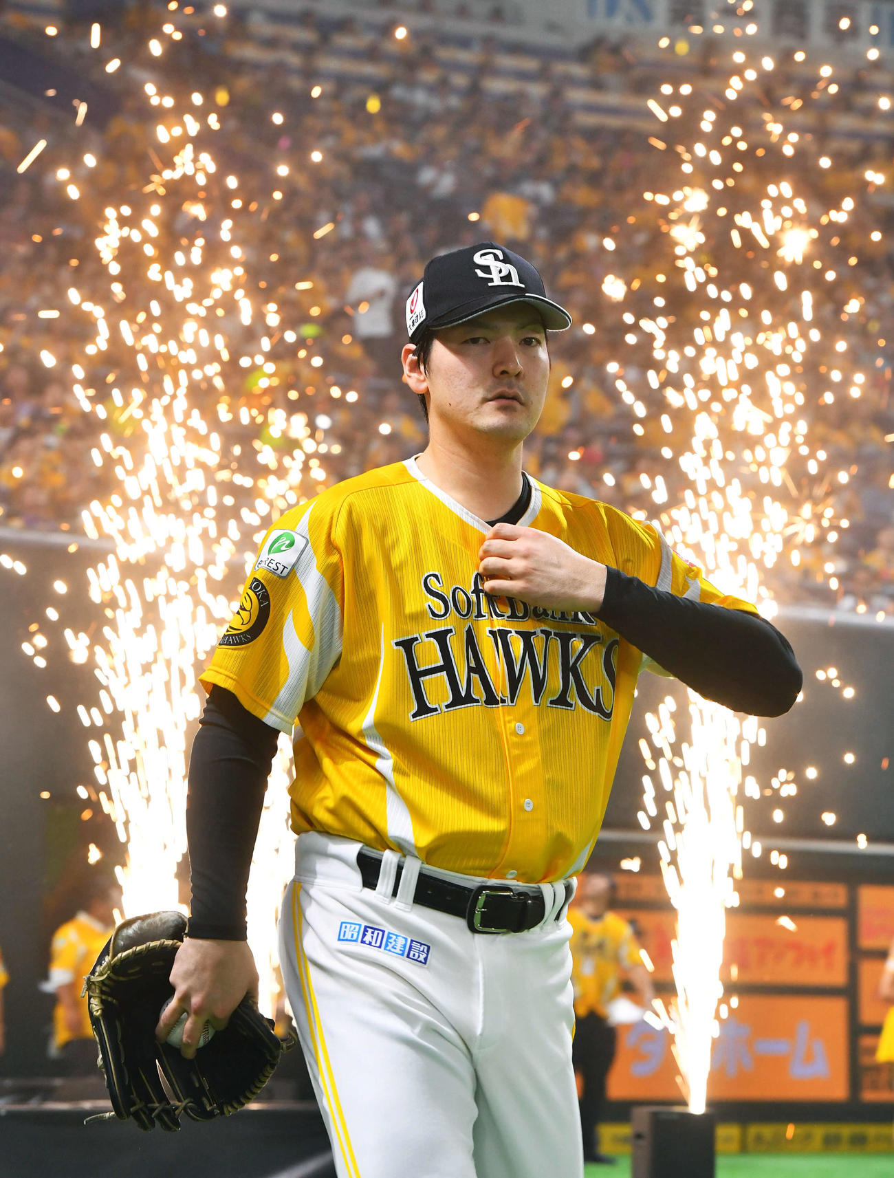 ソフトバンク対日本ハム　試合前、火花を背に登場する有原（撮影・岩下翔太）