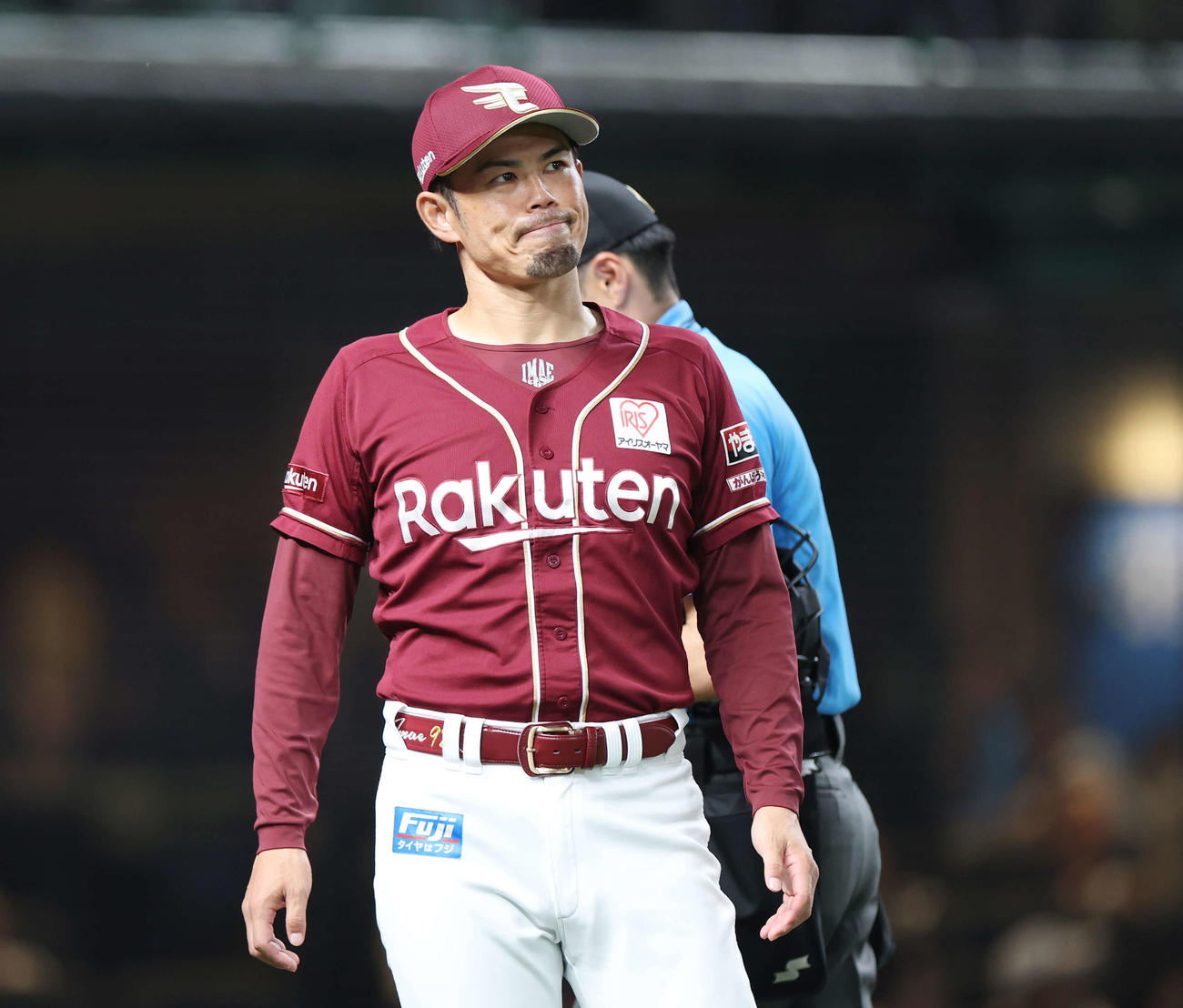 西武対楽天　8回裏選手交代を告げ渋い表情の楽天今江監督（撮影・宮地輝）