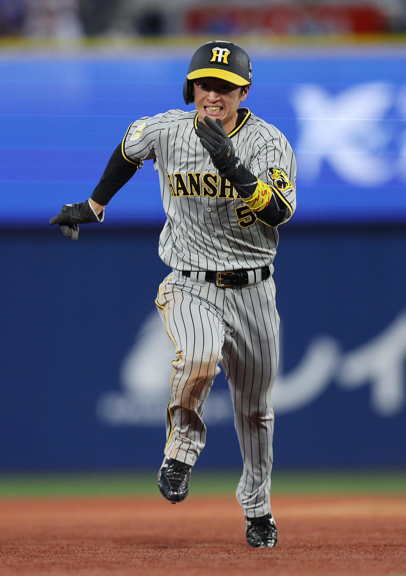 DeNA対阪神　3回表阪神無死二塁、中野の中飛でタッチアップし三振する近本（撮影・前田充）