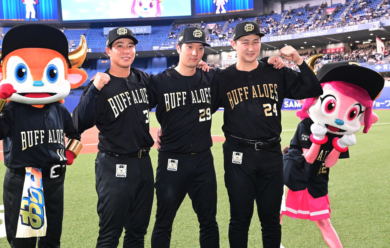 オリックス対ロッテ　ヒーローインタビュー後、ポーズを取る左から来田、田嶋、紅林（撮影・和賀正仁）