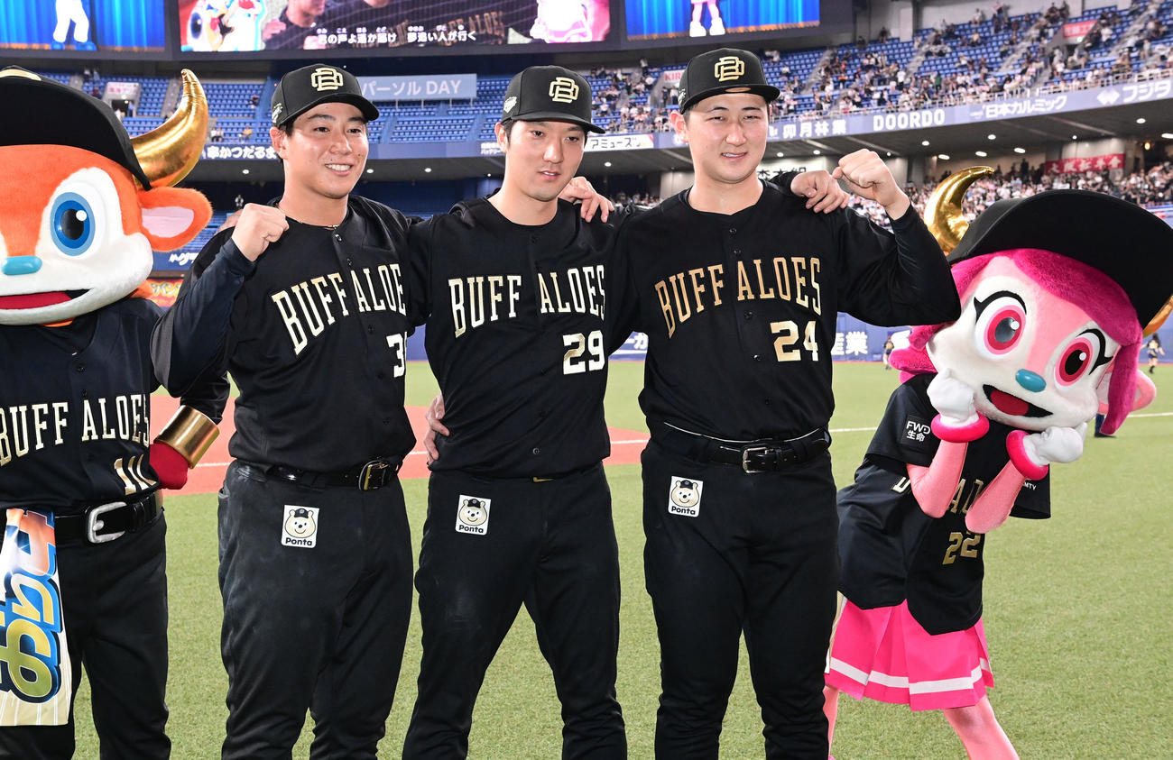 オリックス対ロッテ　ヒーローインタビュー後、ポーズを取る左から来田、田嶋、紅林（撮影・和賀正仁）