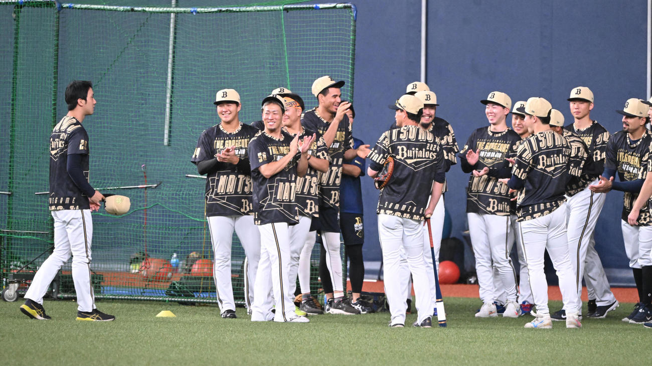 オリックス対ロッテ　誕生日を迎え拍手で迎えられる田嶋（撮影・和賀正仁）