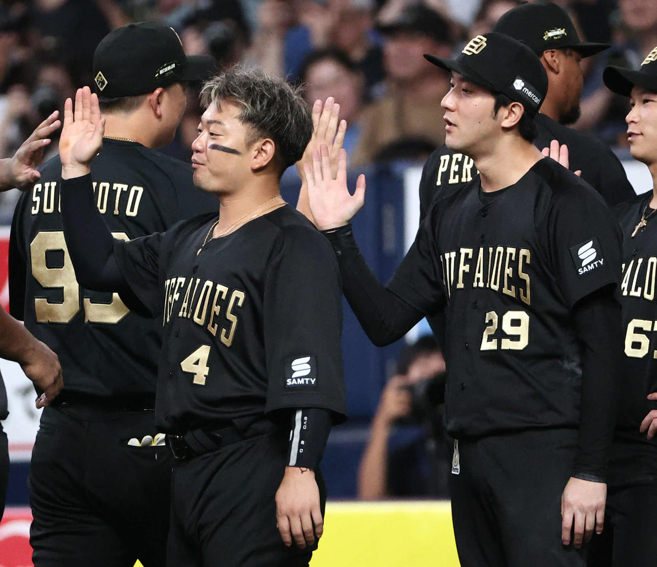 オリックス対ロッテ　勝利投手となったオリックス田嶋（右）はナインを出迎える（撮影・西尾就之）