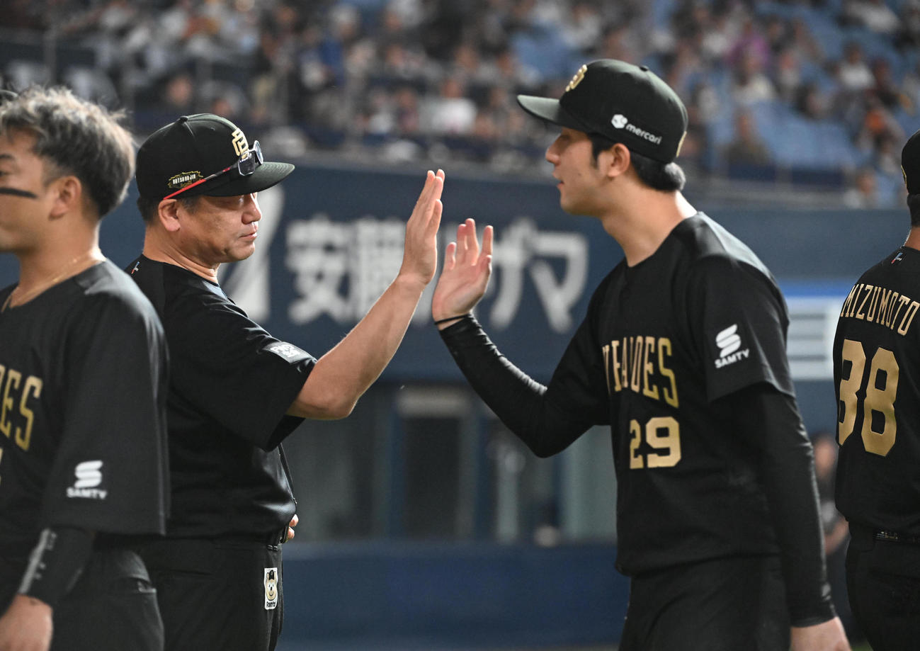 オリックス対ロッテ　連敗を止め田嶋（右）とタッチを交わすオリックス中嶋監督（撮影・和賀正仁）